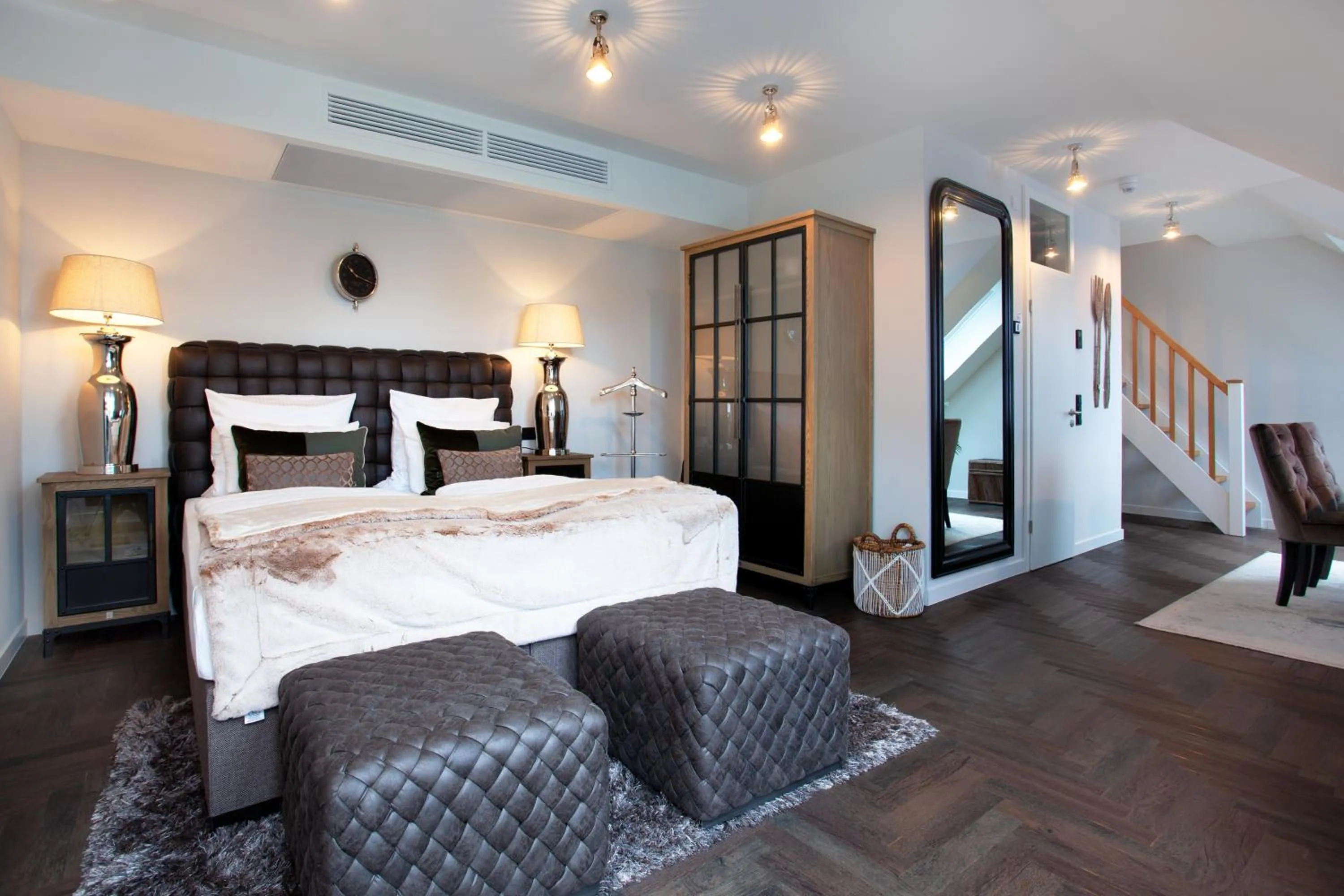 Photo of the whole room, Bed in Hotel Achterum Greetsiel