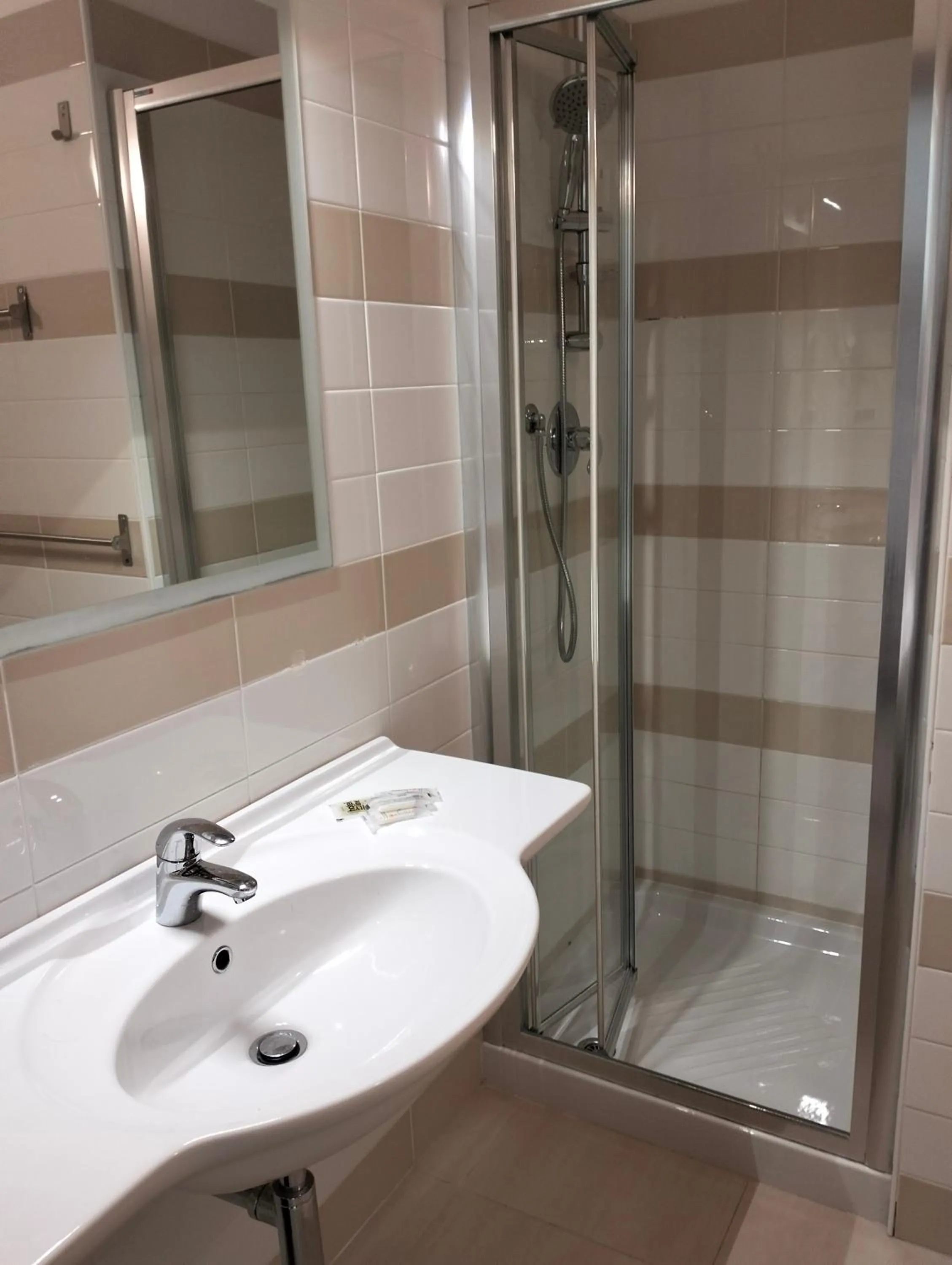 Shower in Hotel Riviera