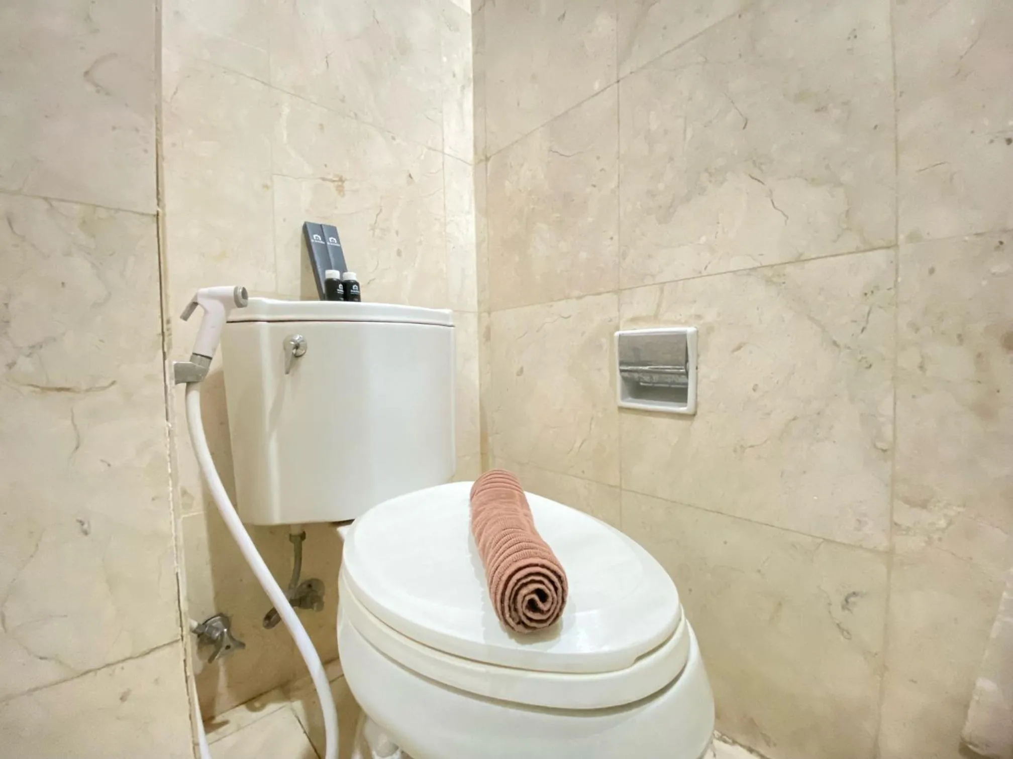 Bathroom in Spacious 2BR at Dago Butik Apartment By Travelio