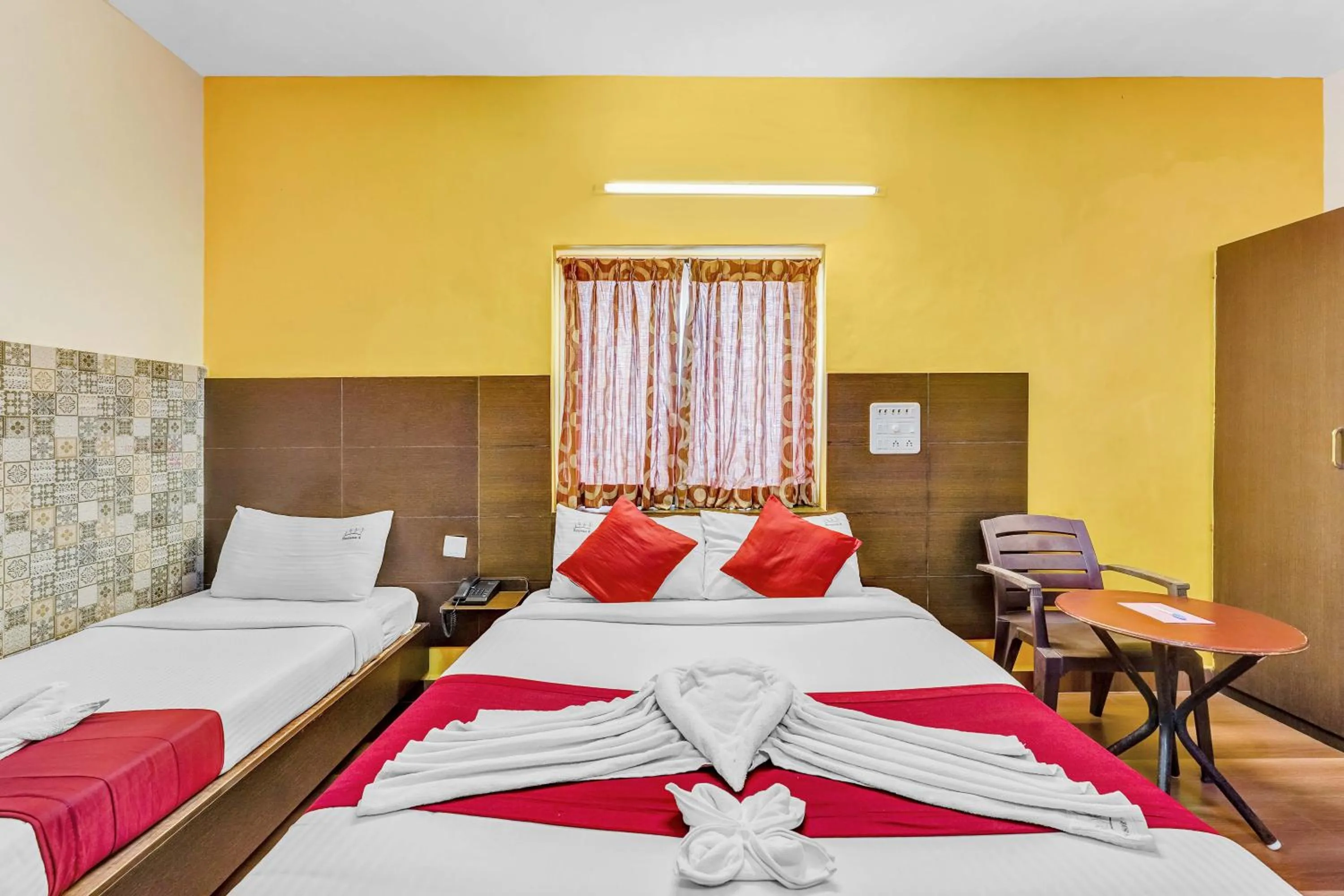 Bed in Season 4 Residences -Thiruvanmiyur Near Tidel park Apollo Proton cancer center and IIT Madras Research Park