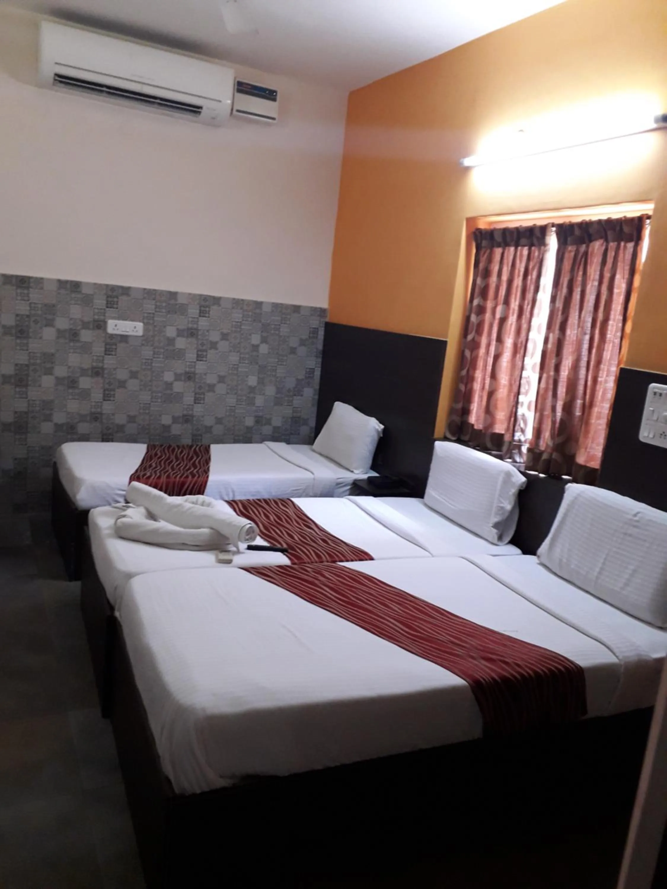 Bed in Season 4 Residences -Thiruvanmiyur Near Tidel park Apollo Proton cancer center and IIT Madras Research Park