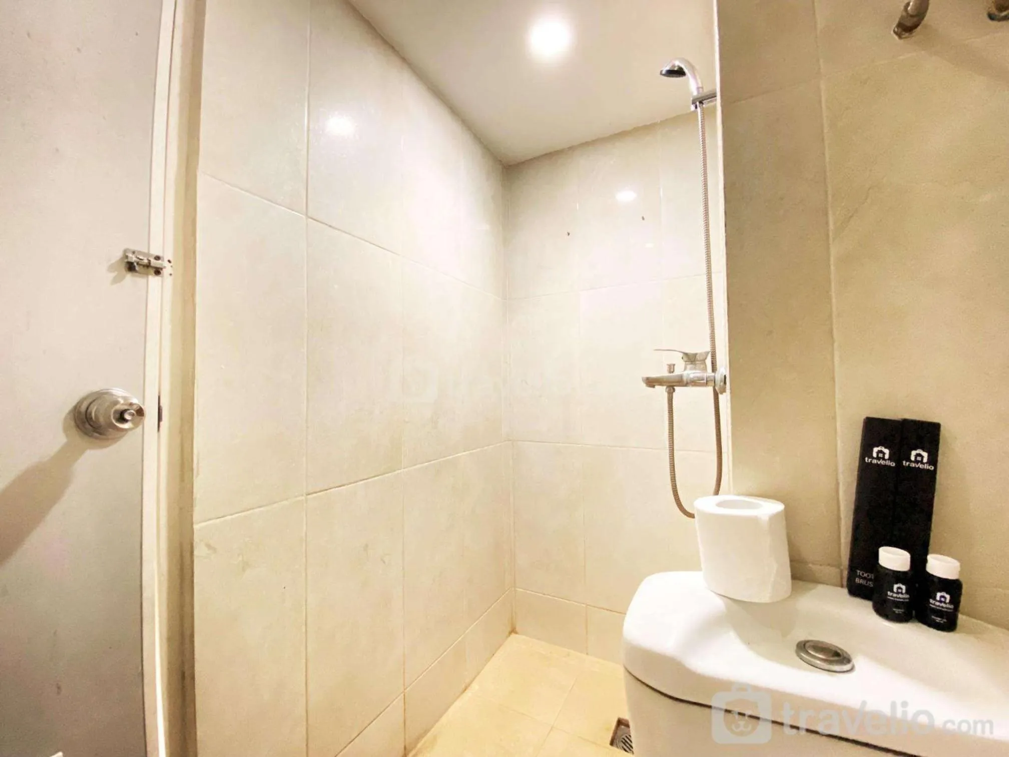 Bathroom in Spacious 2BR at Jarrdin Cihampelas Apartment By Travelio