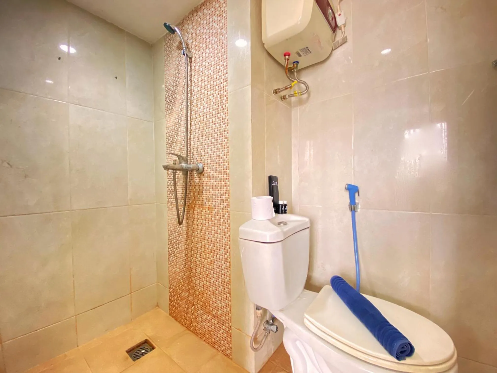Bathroom in Spacious 2BR at Jarrdin Cihampelas Apartment By Travelio