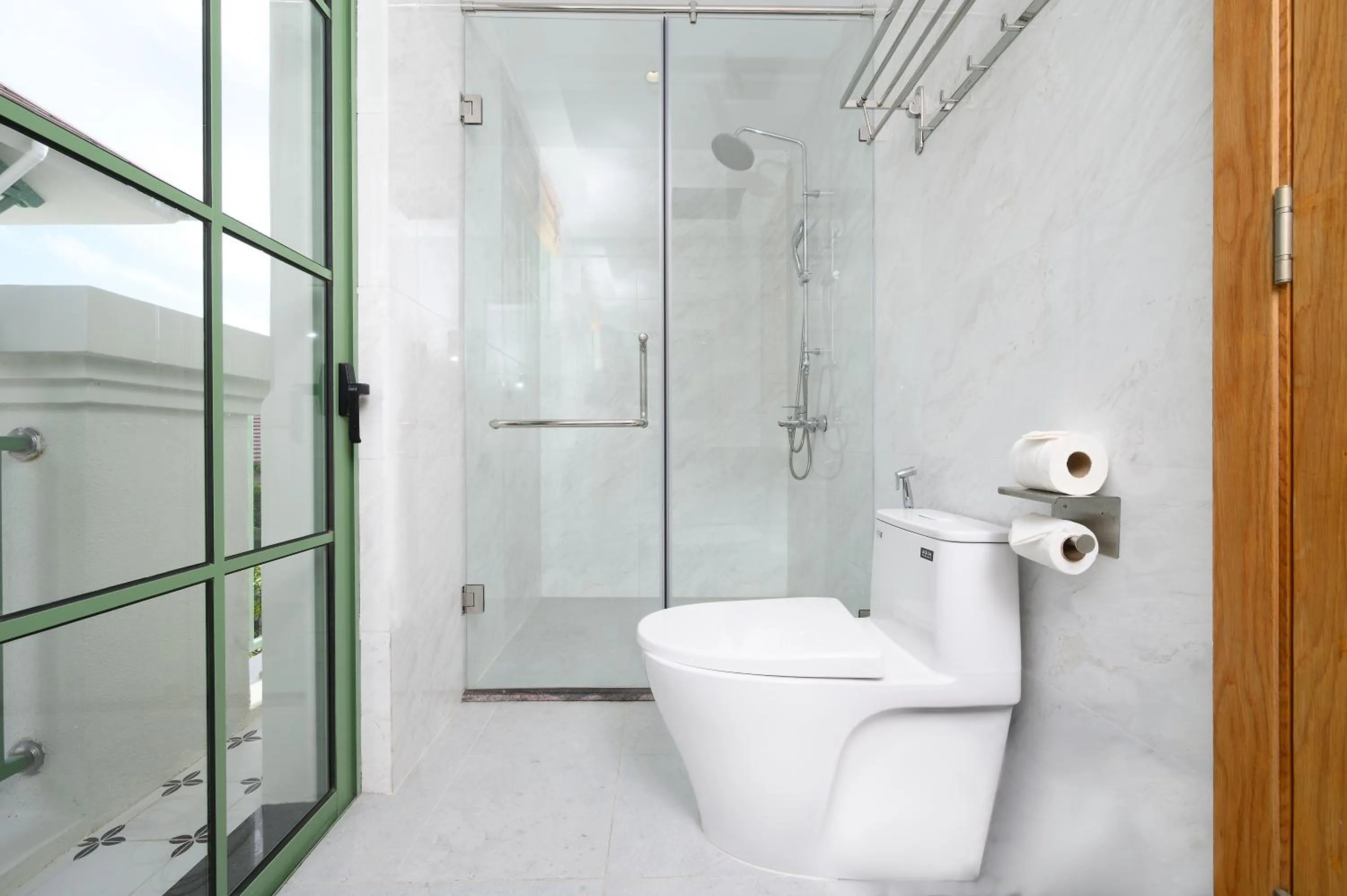 Shower in Elyday Apartment Hillside Phu Quoc - Sea & Firework view