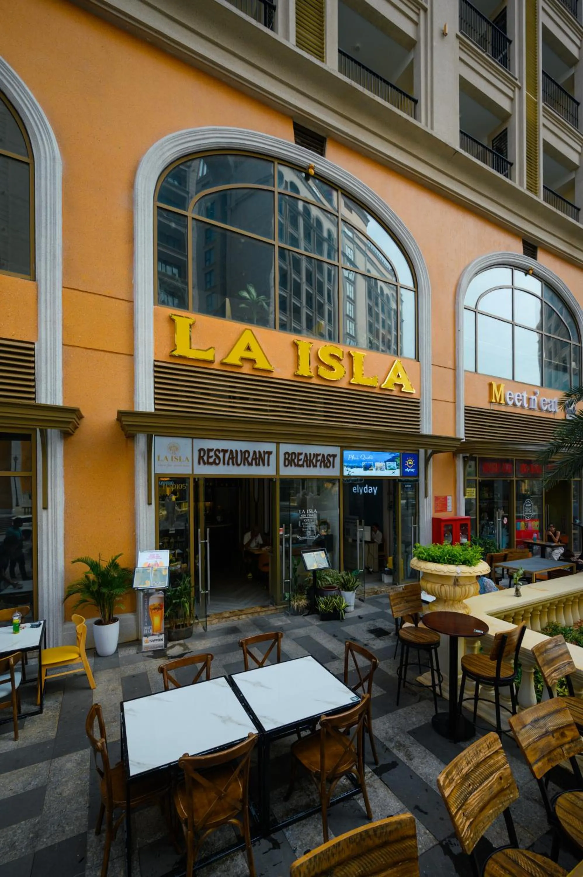 Restaurant/places to eat in Elyday Apartment Hillside Phu Quoc - Sea & Firework view