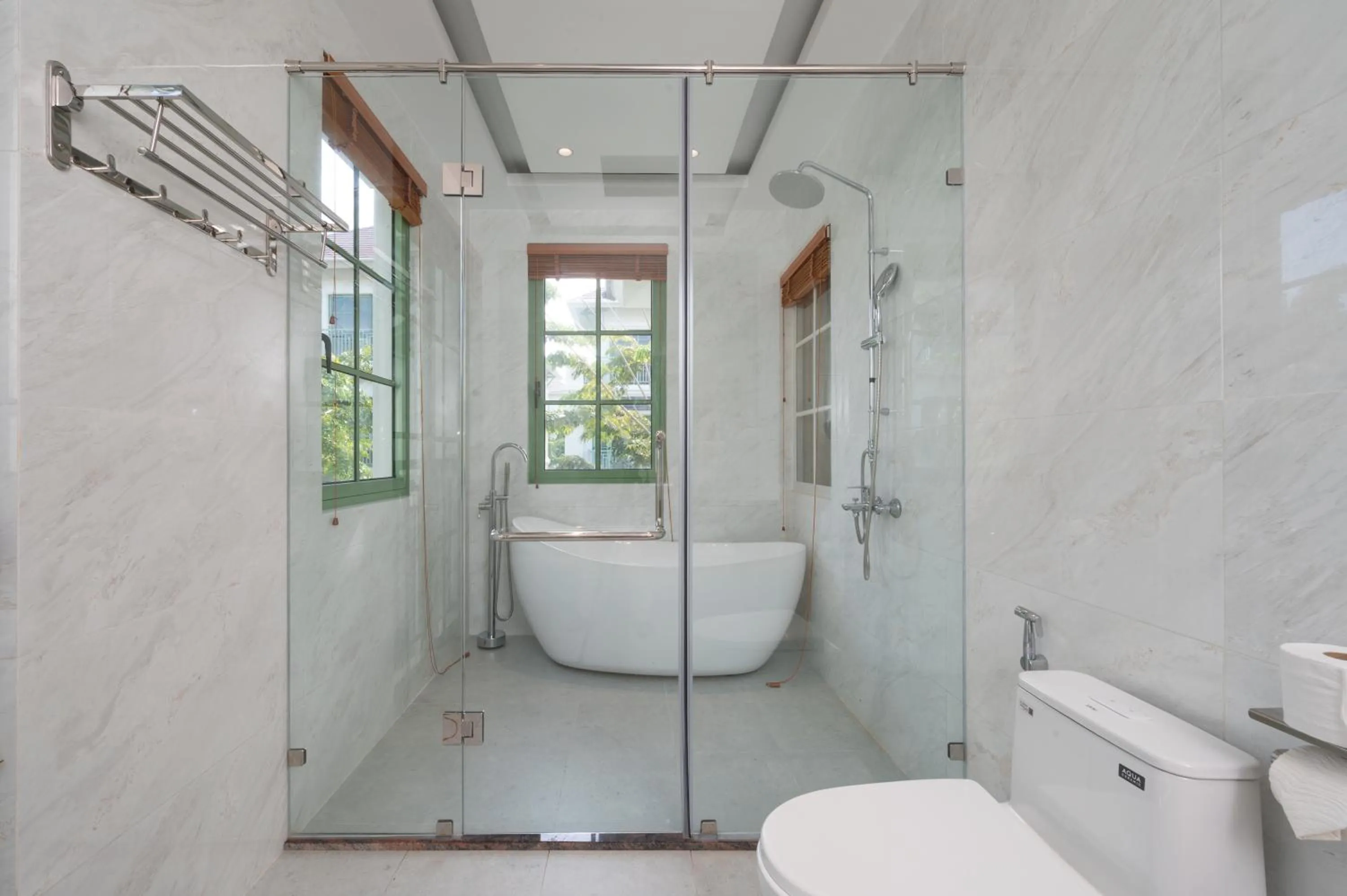 Bath in Elyday Apartment Hillside Phu Quoc - Sea & Firework view