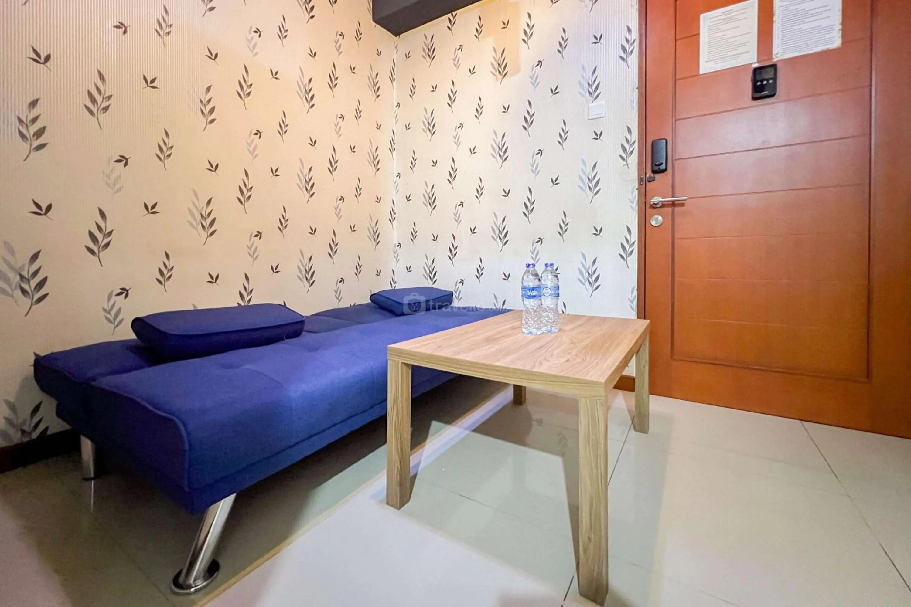 Living room in Cozy 1BR at Marbella Suites Dago Pakar Bandung Apartment By Travelio