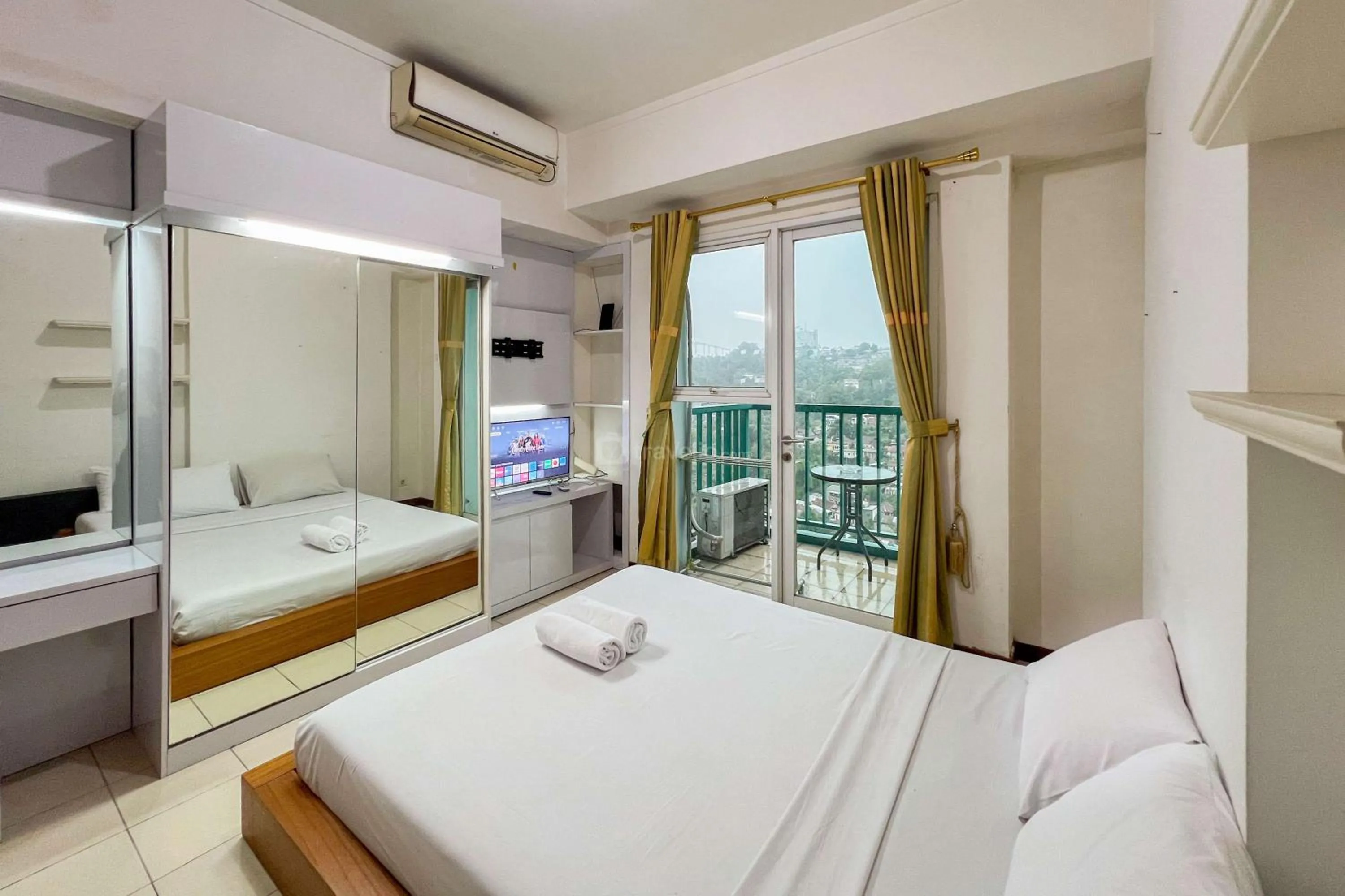 Bed in Cozy 1BR at Marbella Suites Dago Pakar Bandung Apartment By Travelio