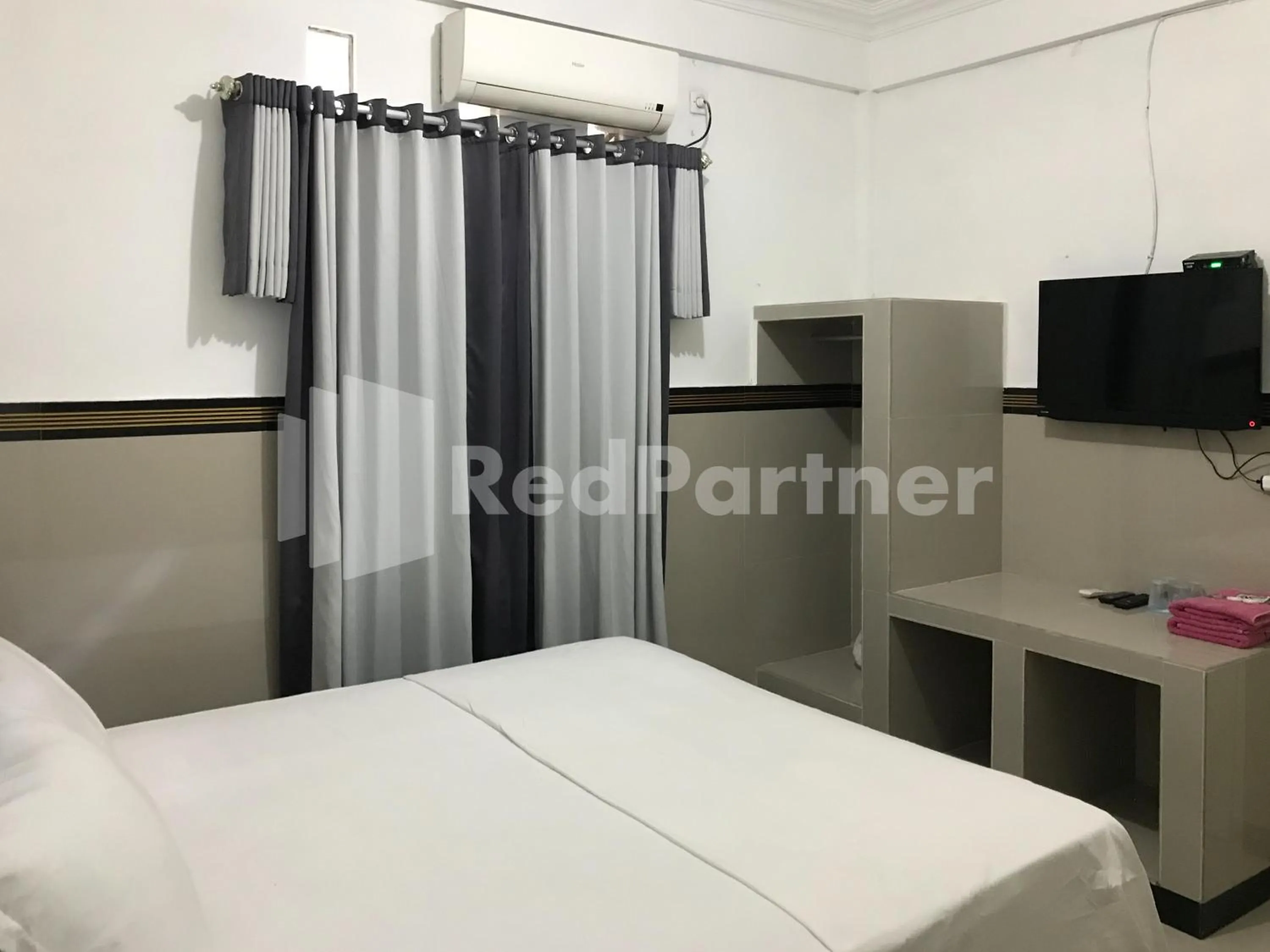 Bedroom, Bed in Hotel Gamary RedPartner Sidorejo