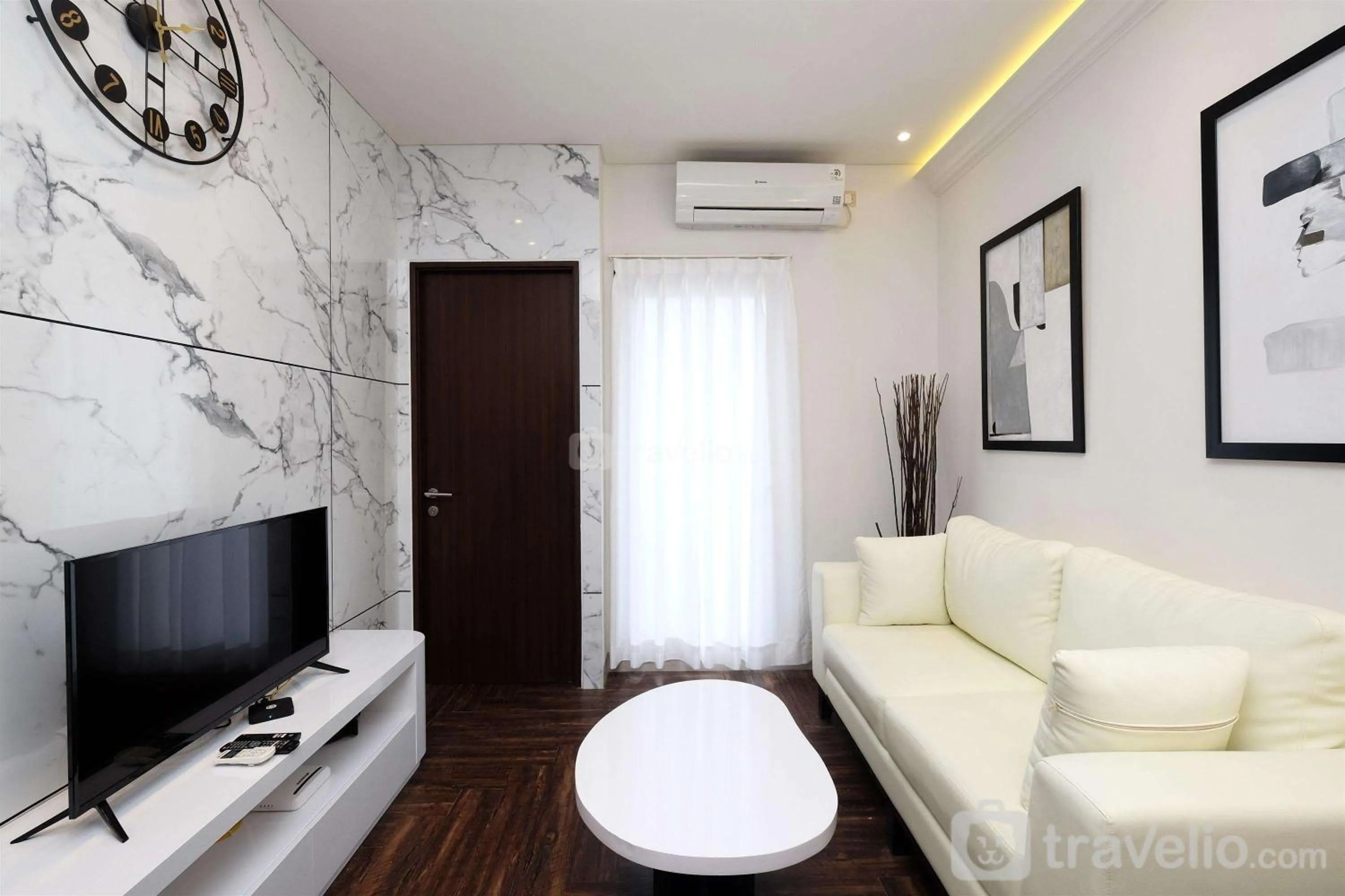 Living room in Good Deal 2BR at High Floor Transpark Cibubur Apartment By Travelio