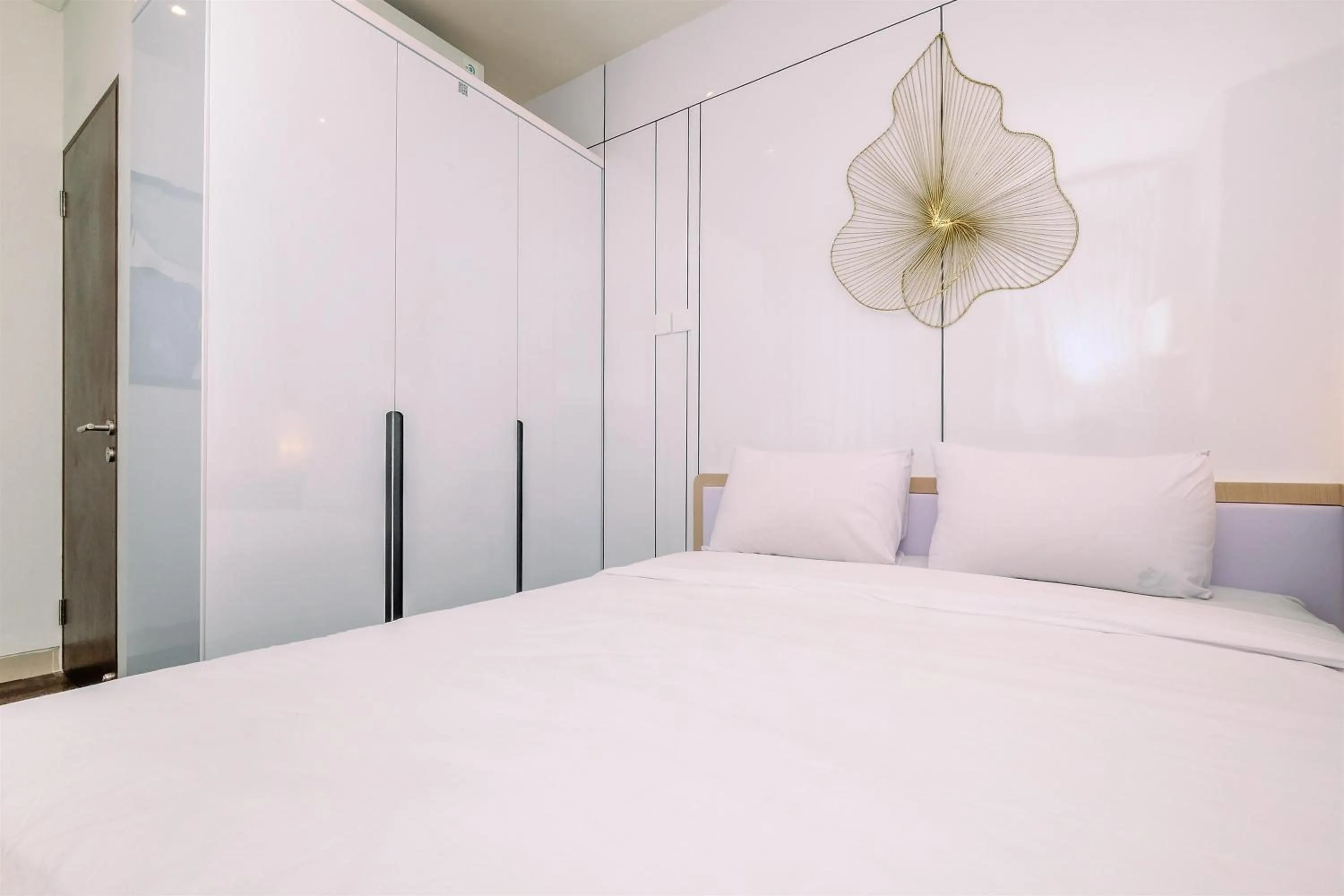 Bed in Good Deal 2BR at High Floor Transpark Cibubur Apartment By Travelio