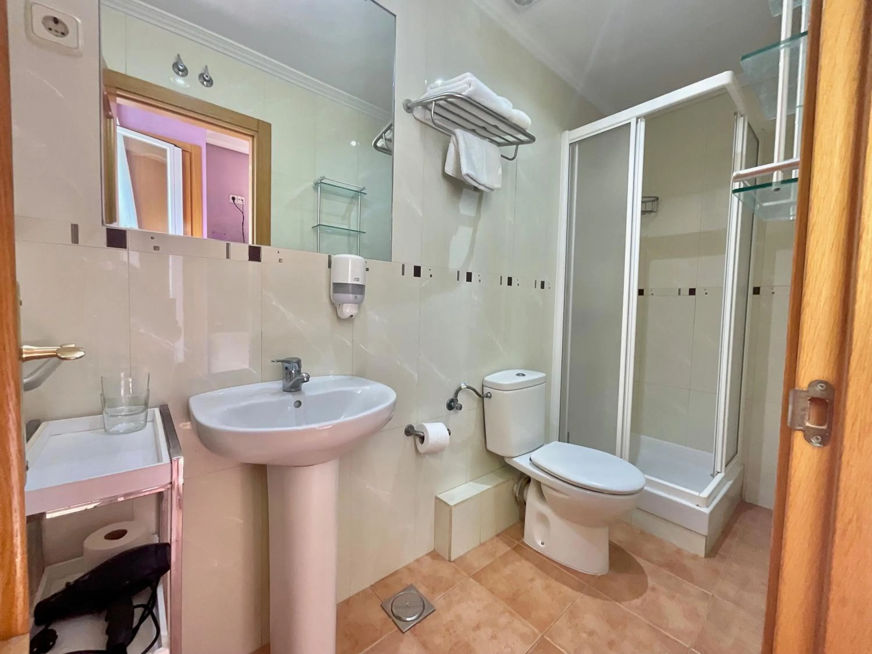 Bathroom in Luz Madrid Rooms