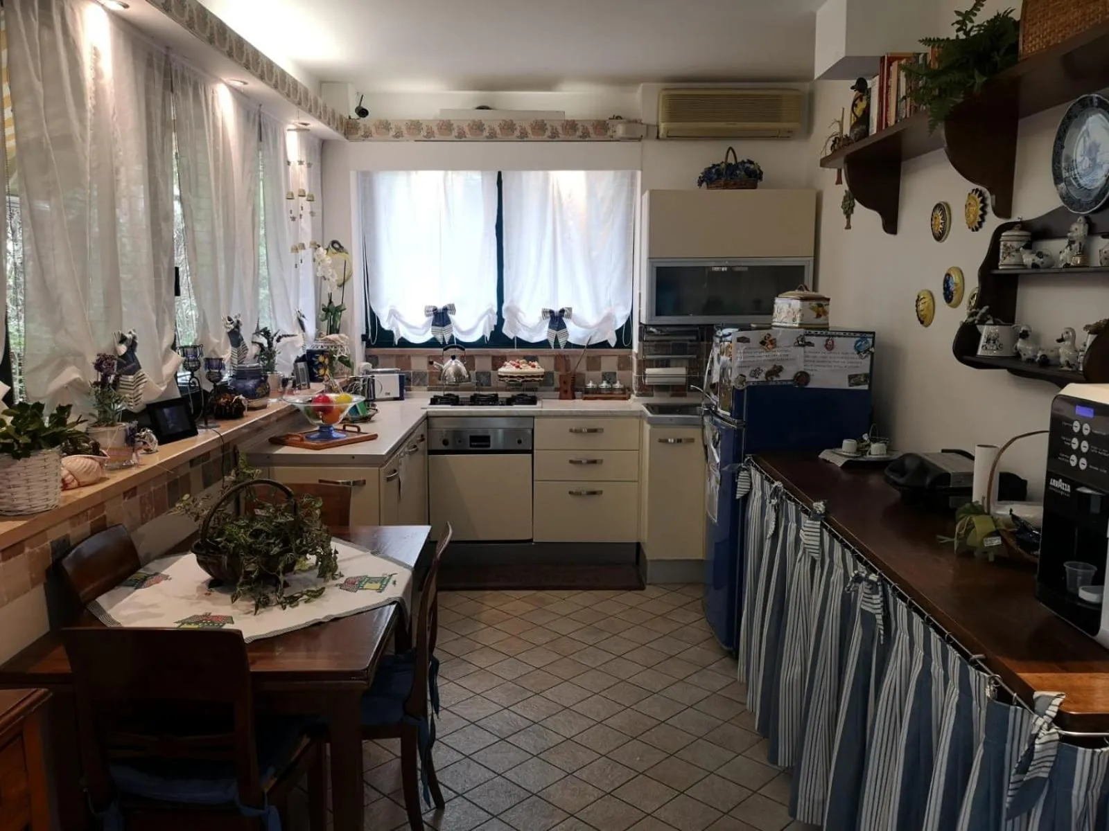 Communal kitchen in La Casa Sull'Albero