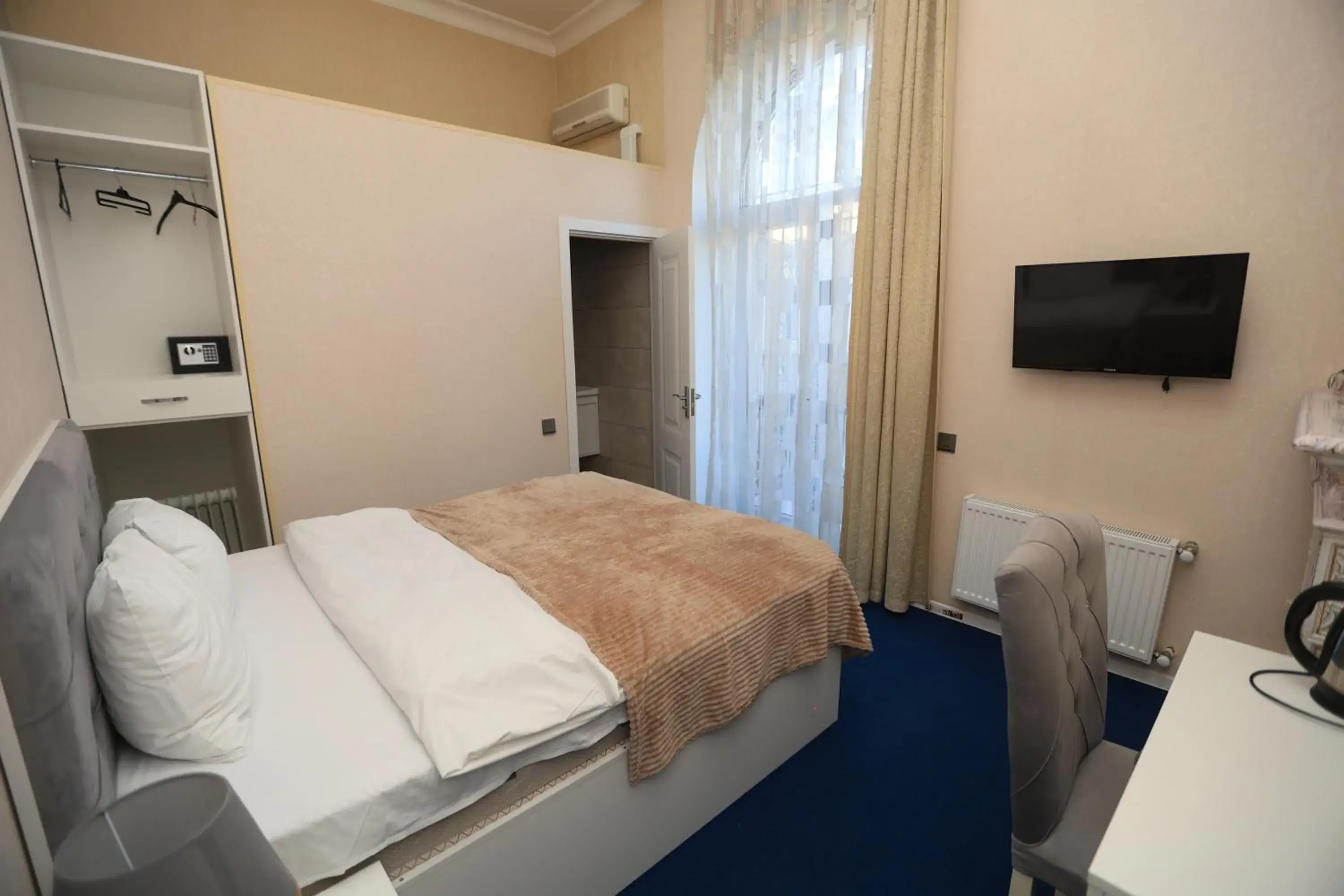 Deluxe Double Room with Balcony in NH Nizami Hotel Deluxe Double Room with Balcony in NH Nizami Hotel