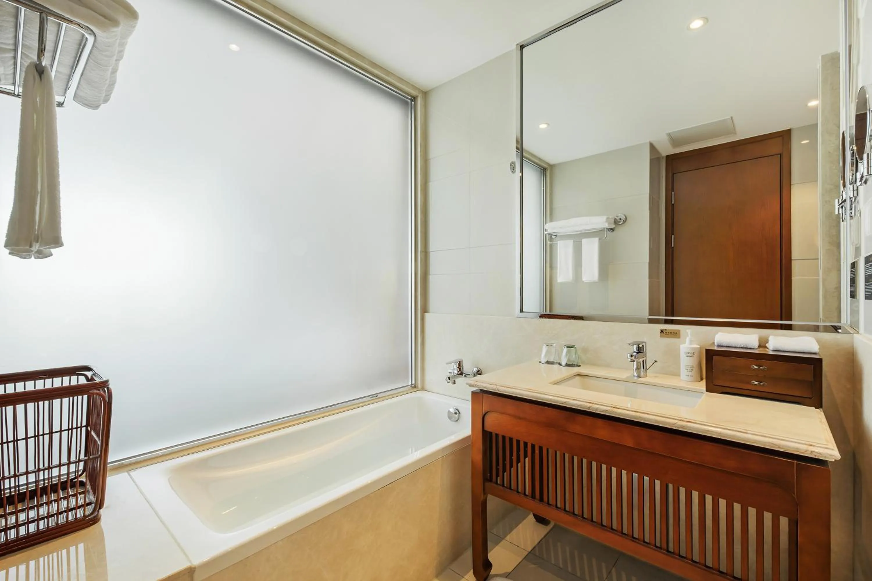 Toilet in Courtyard by Marriott Anji-Beside Zhebei Mall and Jiuzhou Mall,Live in downtown
