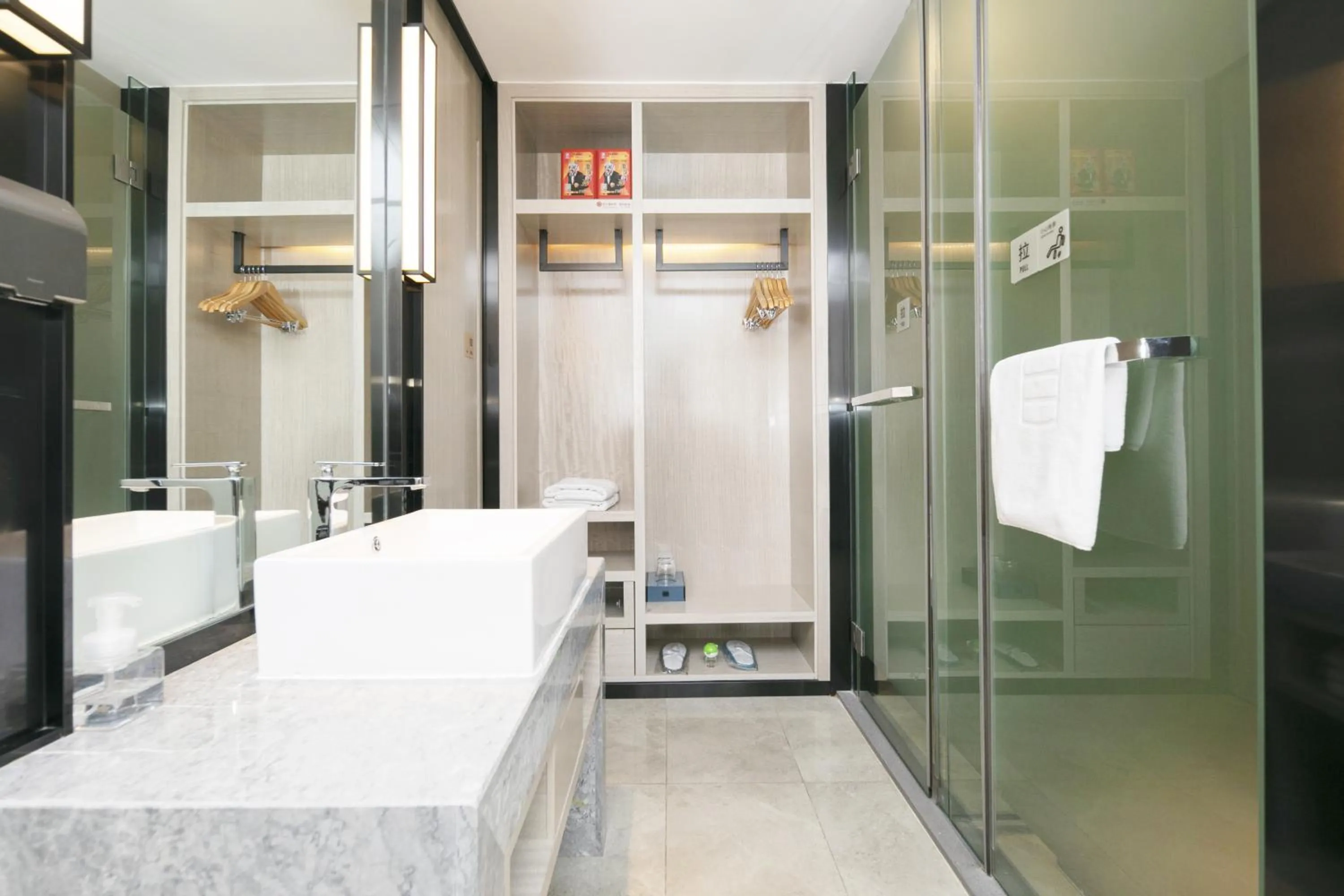 Shower in Echarm Hotel - Jingmen Yintai City Jingchu Institute of Technology