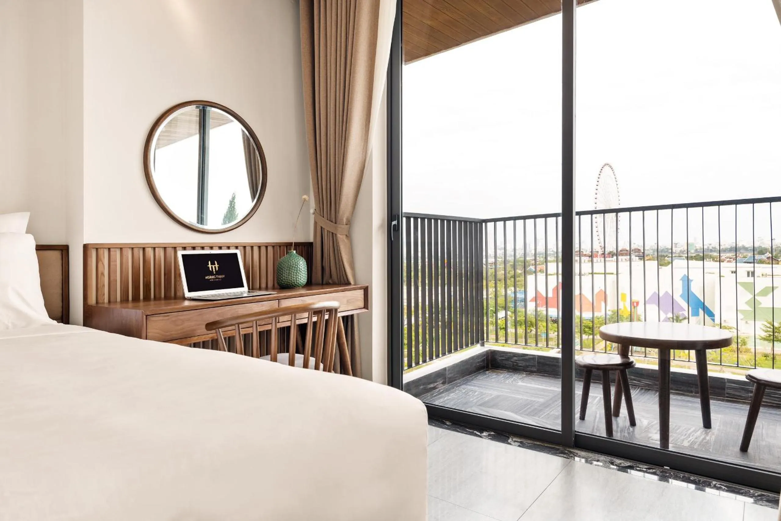Balcony/Terrace, Bed in Hoàng Thịnh Hotel & Apartment Danang