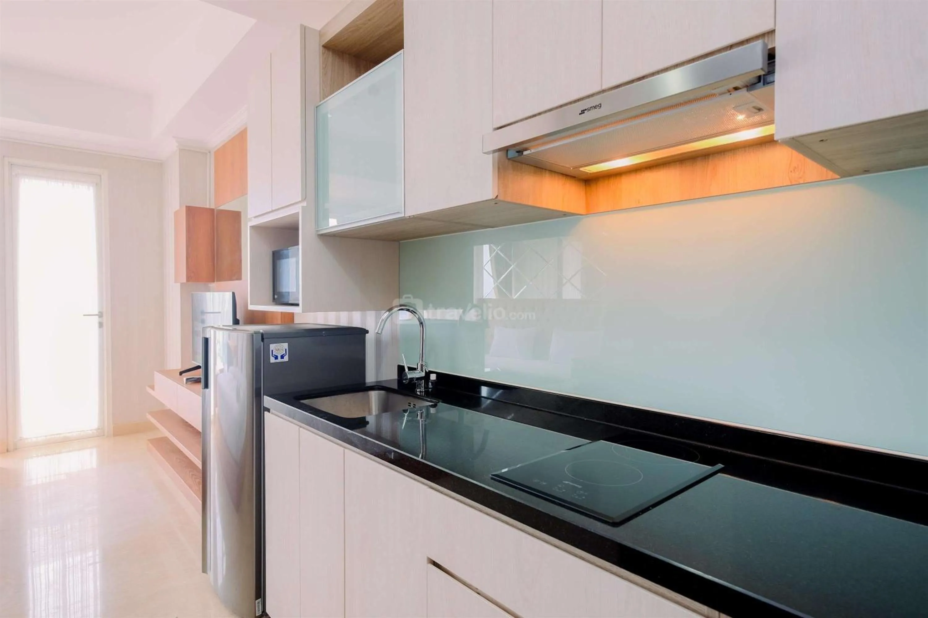 Kitchen or kitchenette in Comfort and Modern Look Studio Menteng Park Apartment By Travelio
