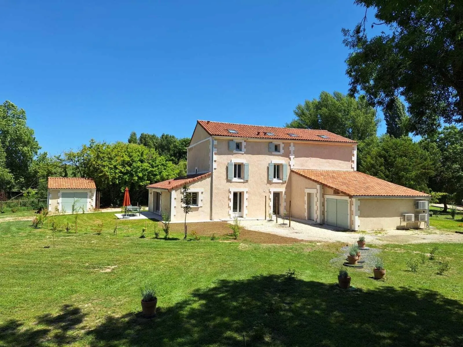 Property building in Au son de l'eau