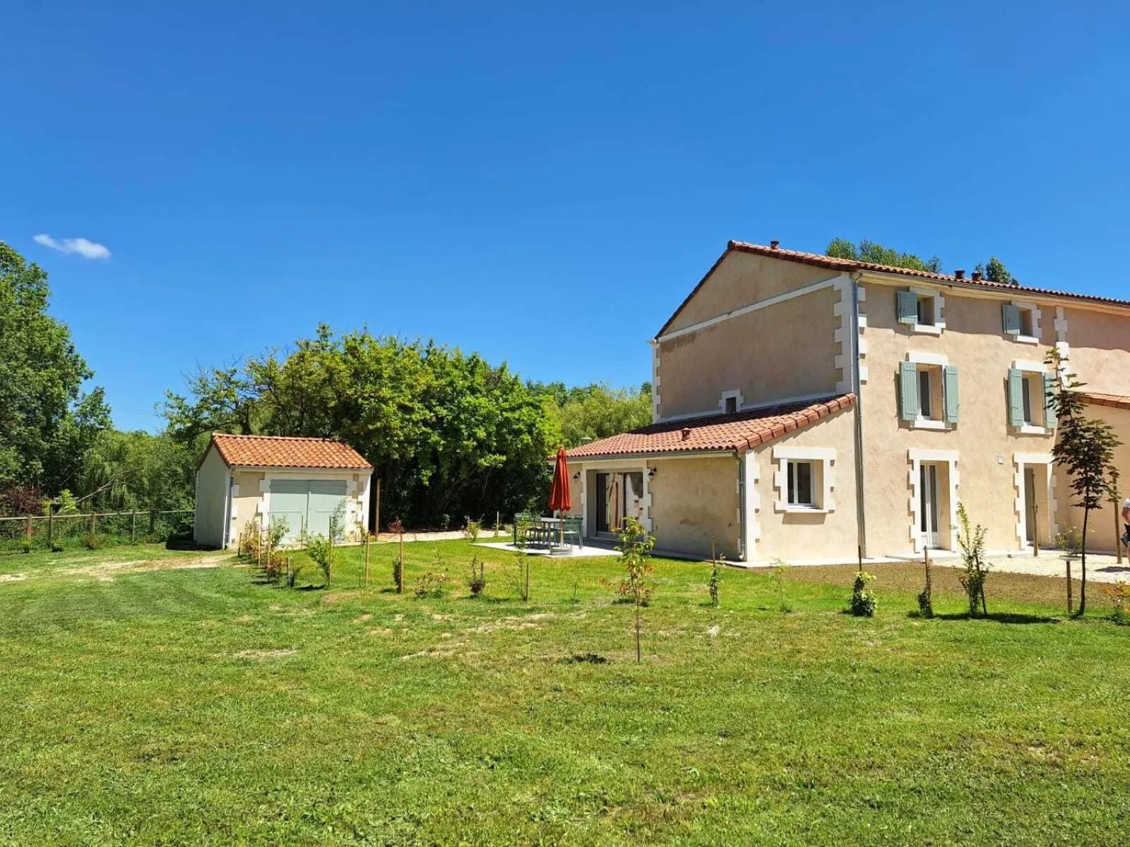 Property building in Au son de l'eau