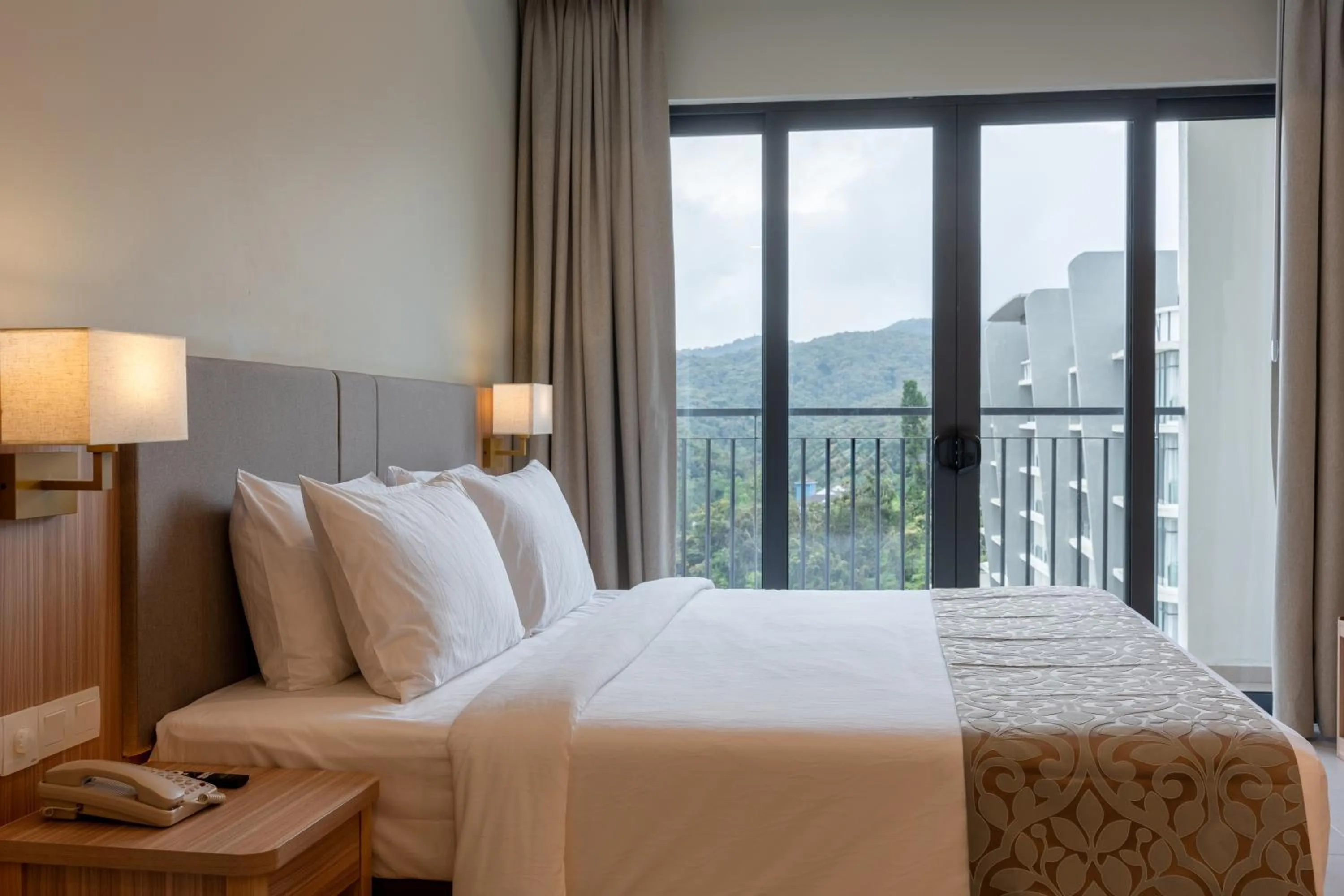 TV and multimedia, Bed in Zenith Suites Cameron