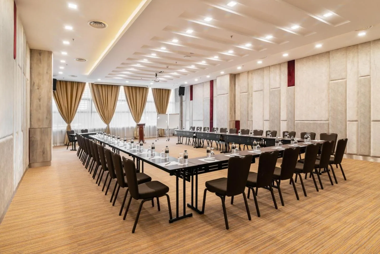 Meeting/conference room in Zenith Suites Cameron