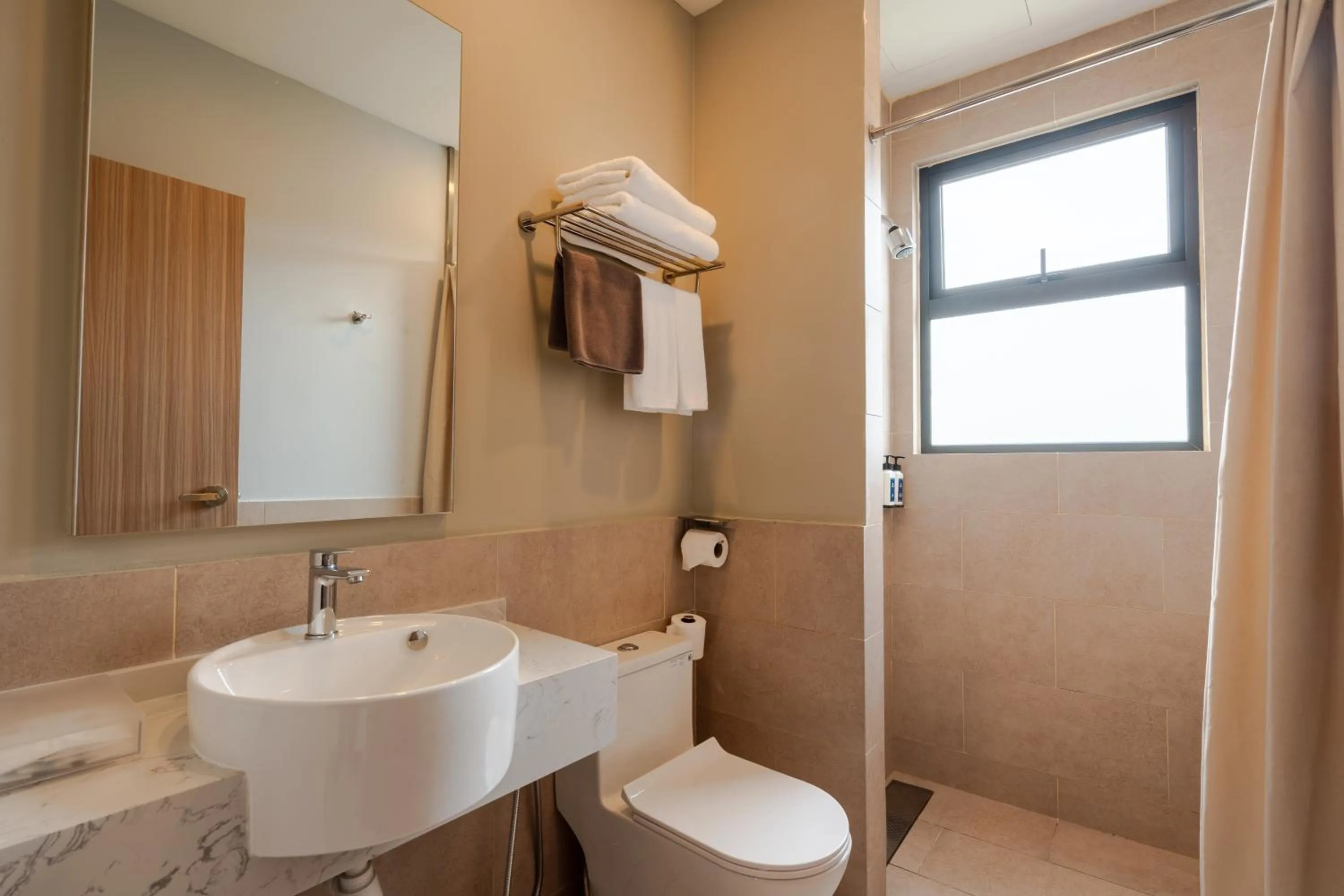 Shower in Zenith Suites Cameron