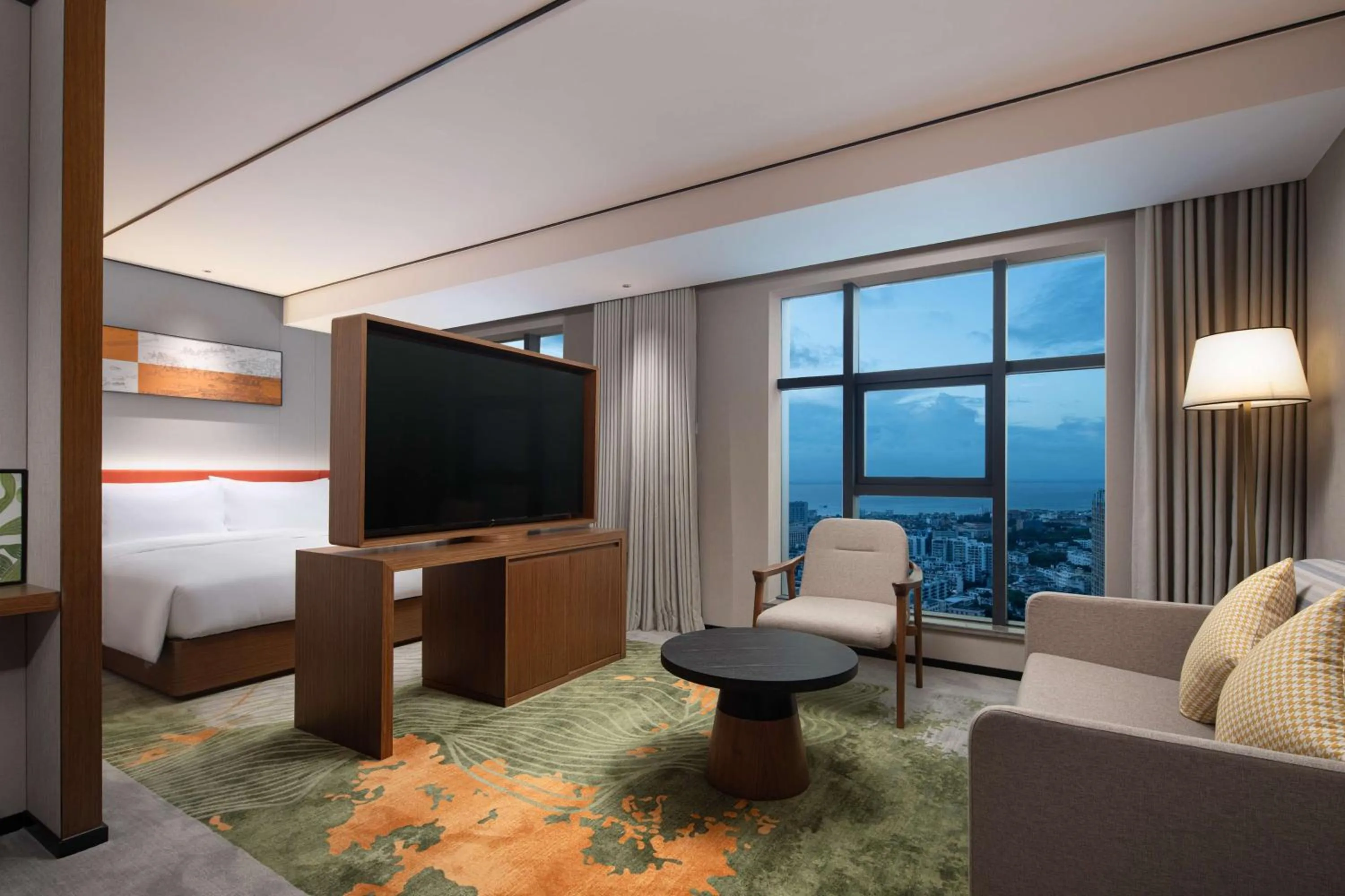 Living room, Bed in Hilton Garden Inn Beihai Jiafu