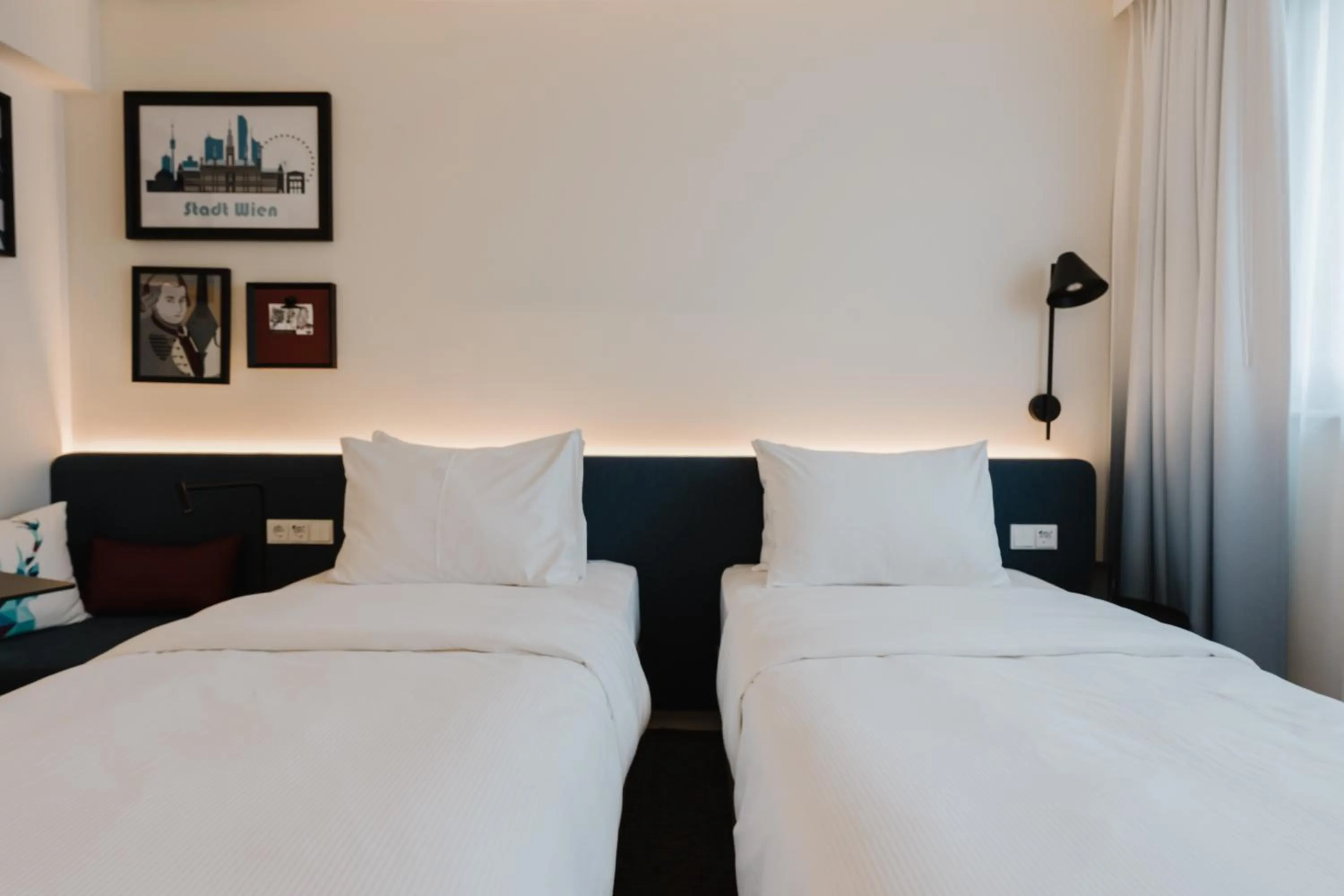 room service, Bed in Hampton By Hilton Vienna City West