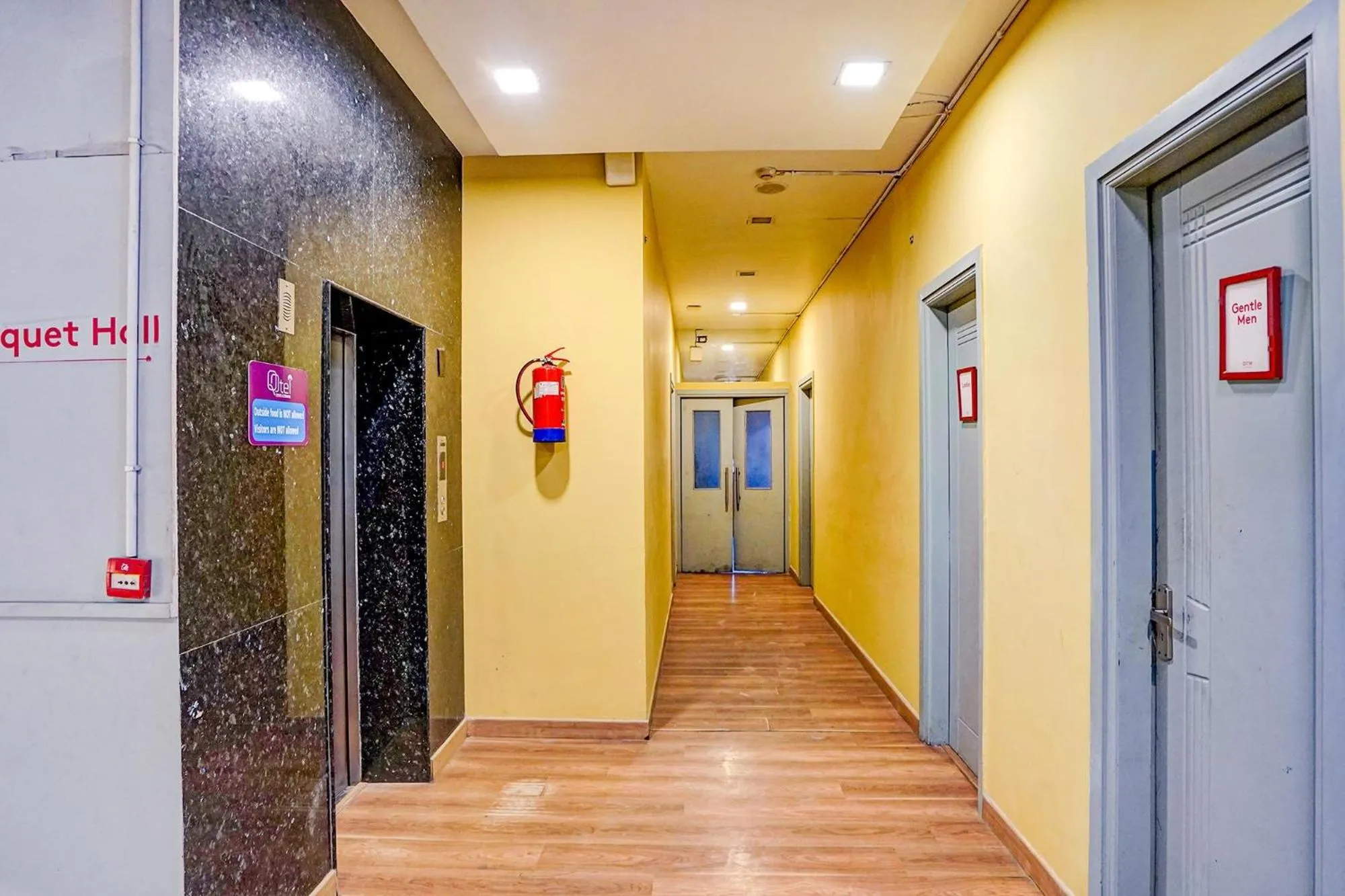 Lobby or reception in FabHotel Kaushambi
