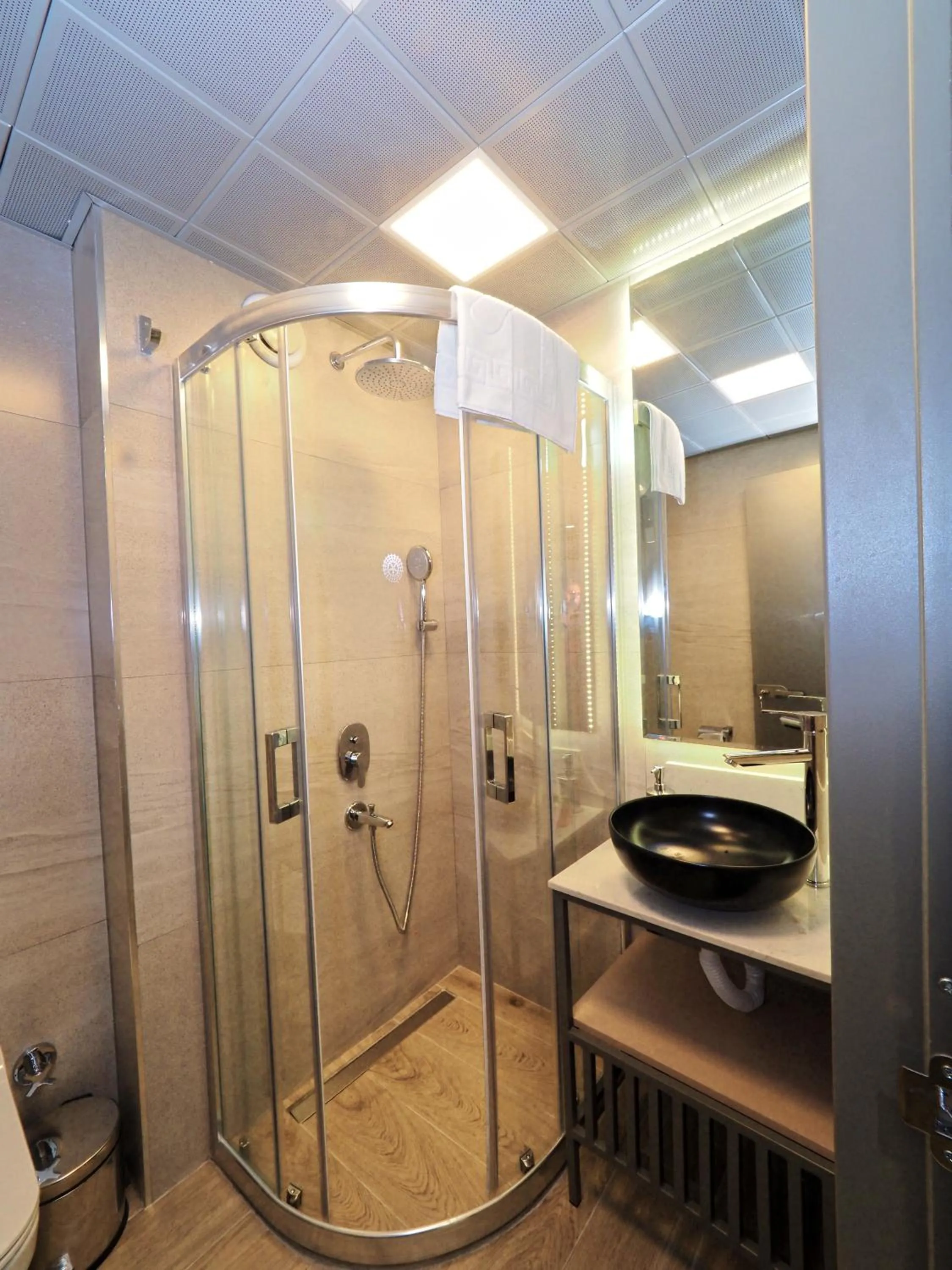 Shower in Premium Hotel Old City