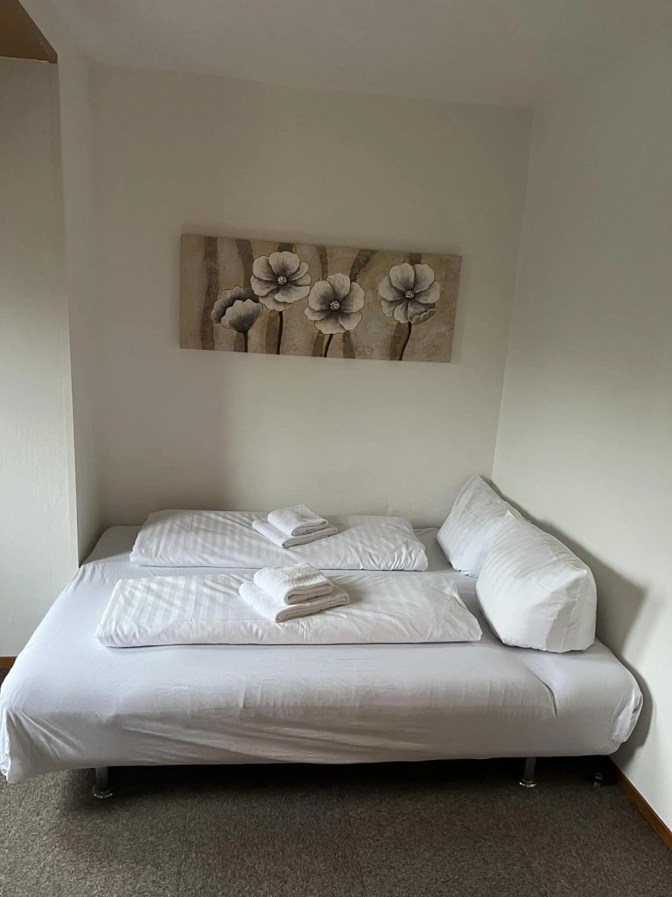 Bedroom, Bed in Hotel Wettlaufer - 3 Sterne S - sky -