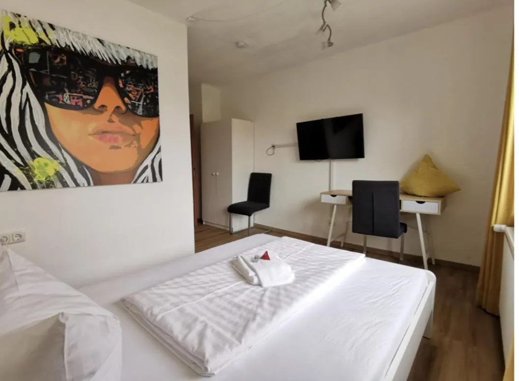 Bedroom, Bed in Hotel Wettlaufer - 3 Sterne S - sky -