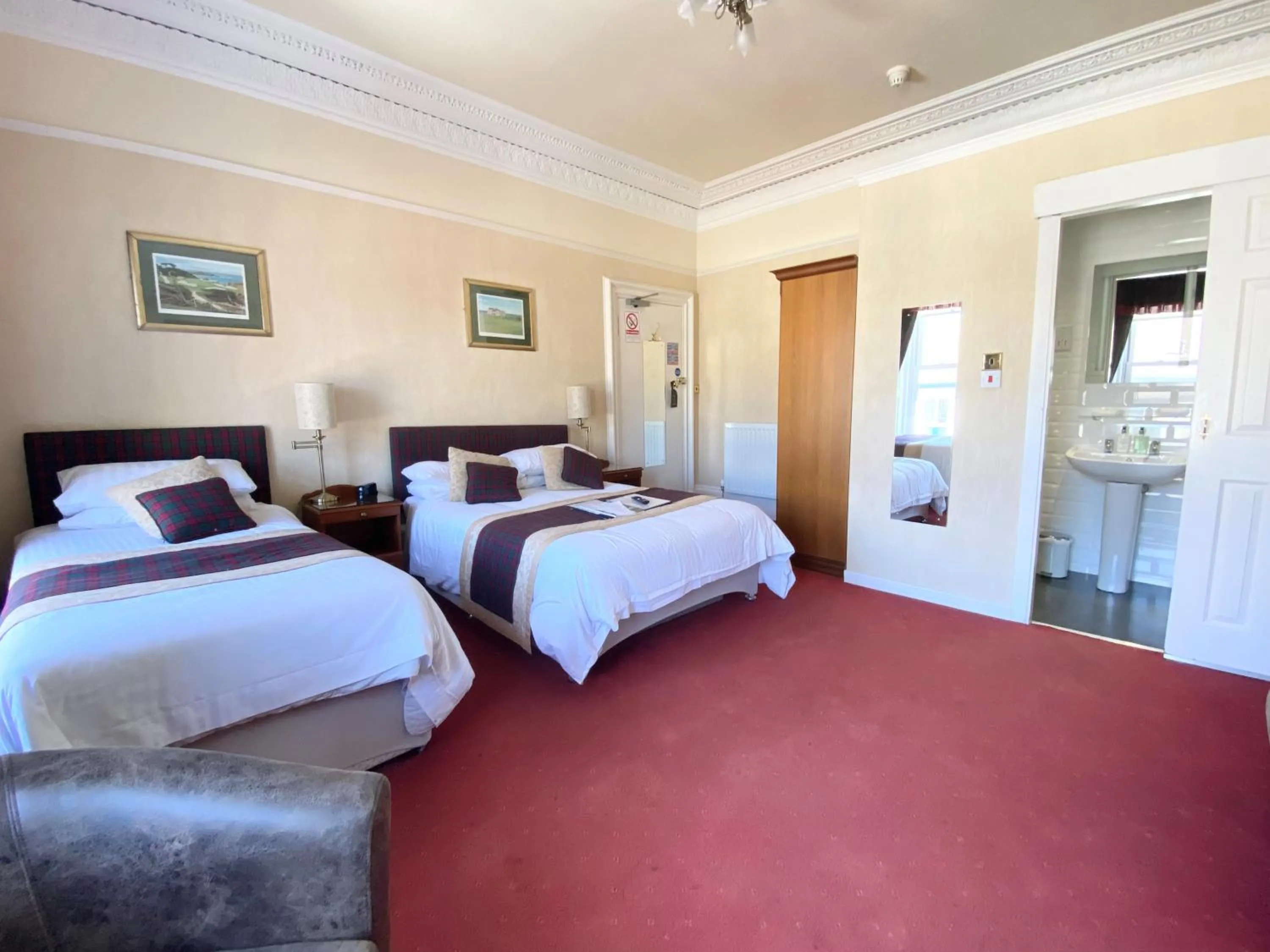 Bedroom, Bed in Daviot Guest House