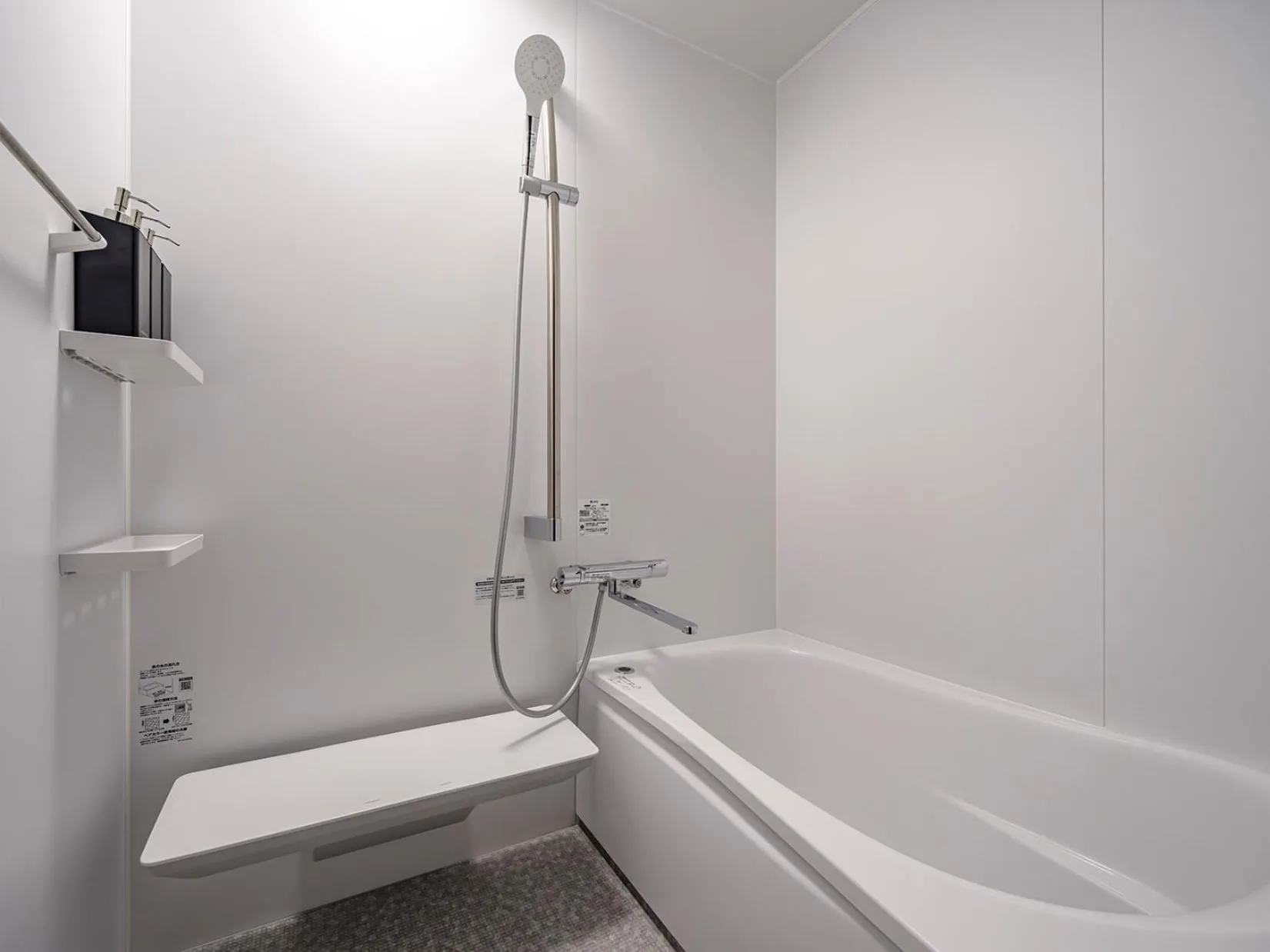 Shower in Arcade Hotel