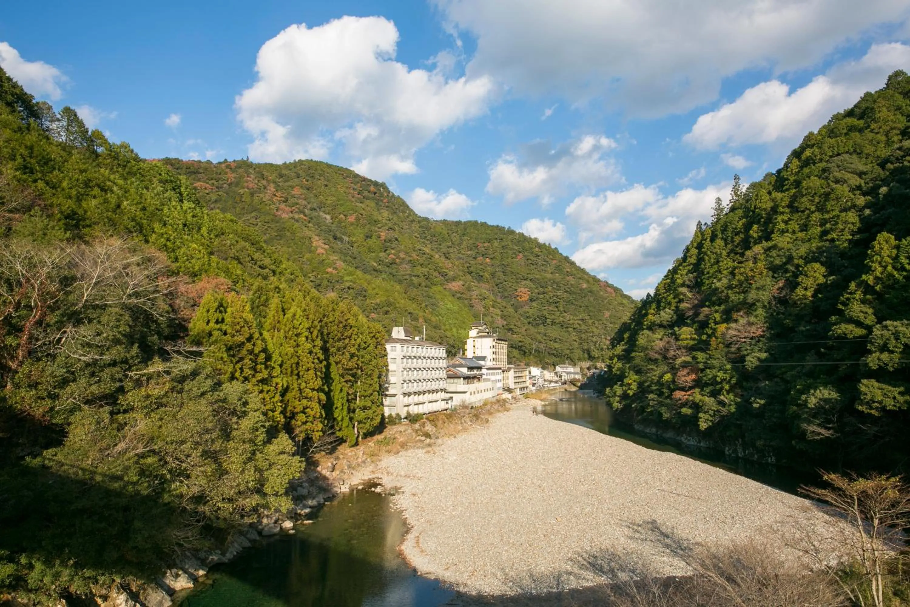Property building in Sansuikan Kawayu Midoriya