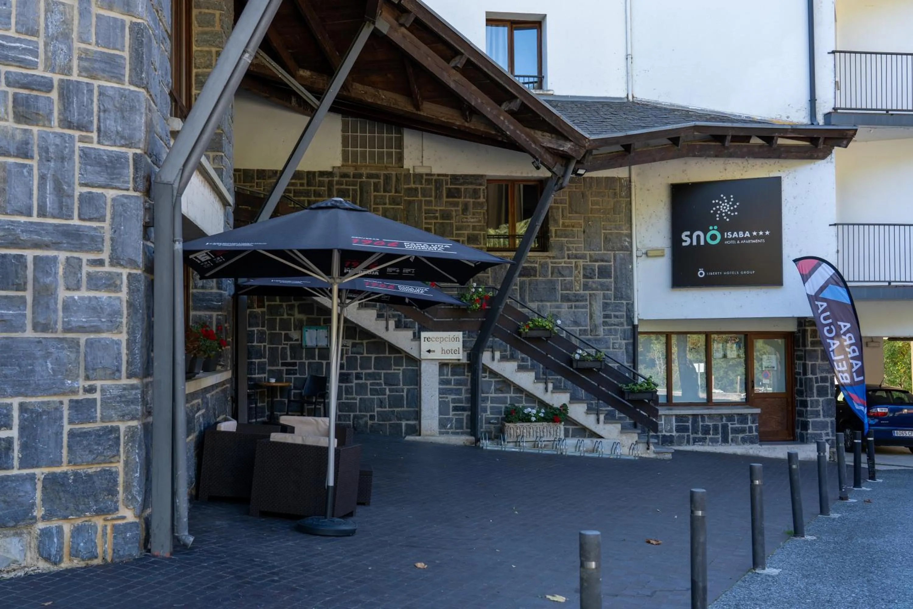 Property building in Hotel y Apartamentos SNÖ Isaba
