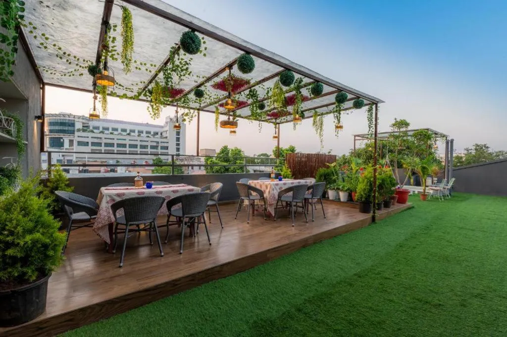 Restaurant/places to eat in Gulmohar Mansion - A Boutique Stay