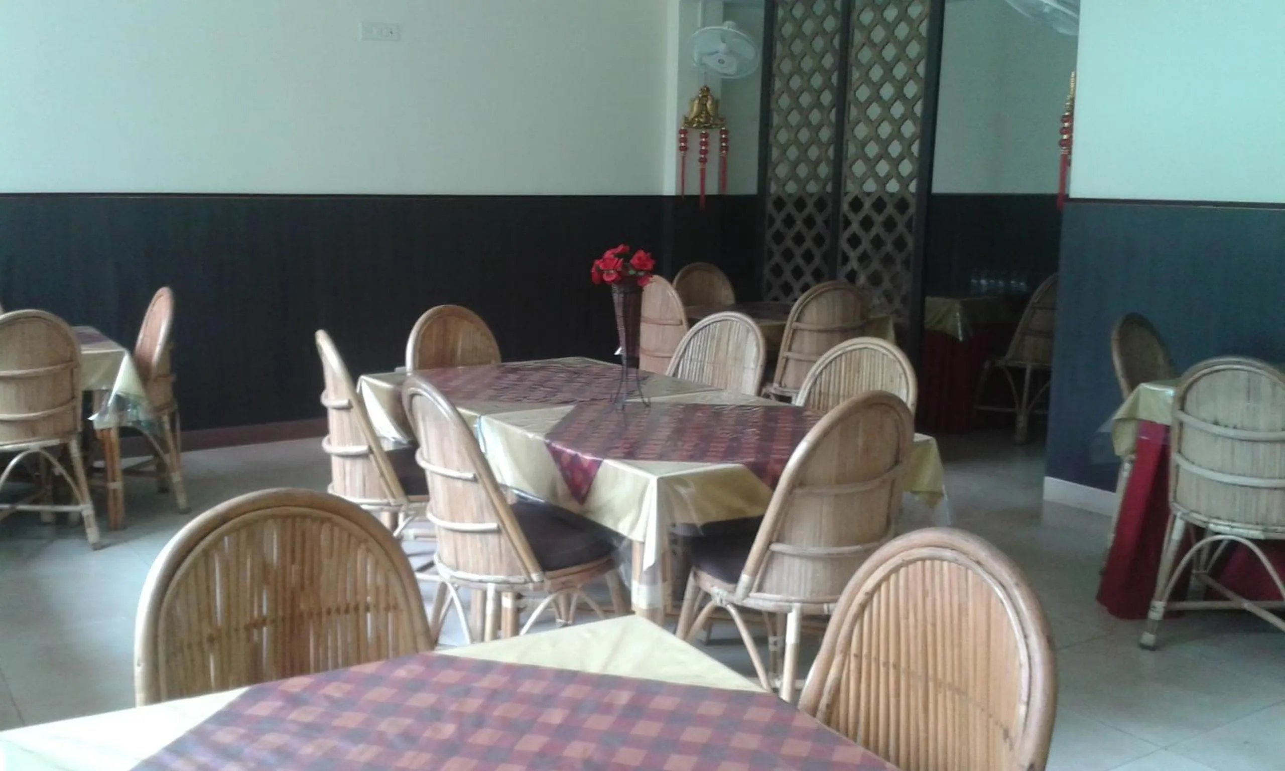 Restaurant/places to eat in Hotel Shompen