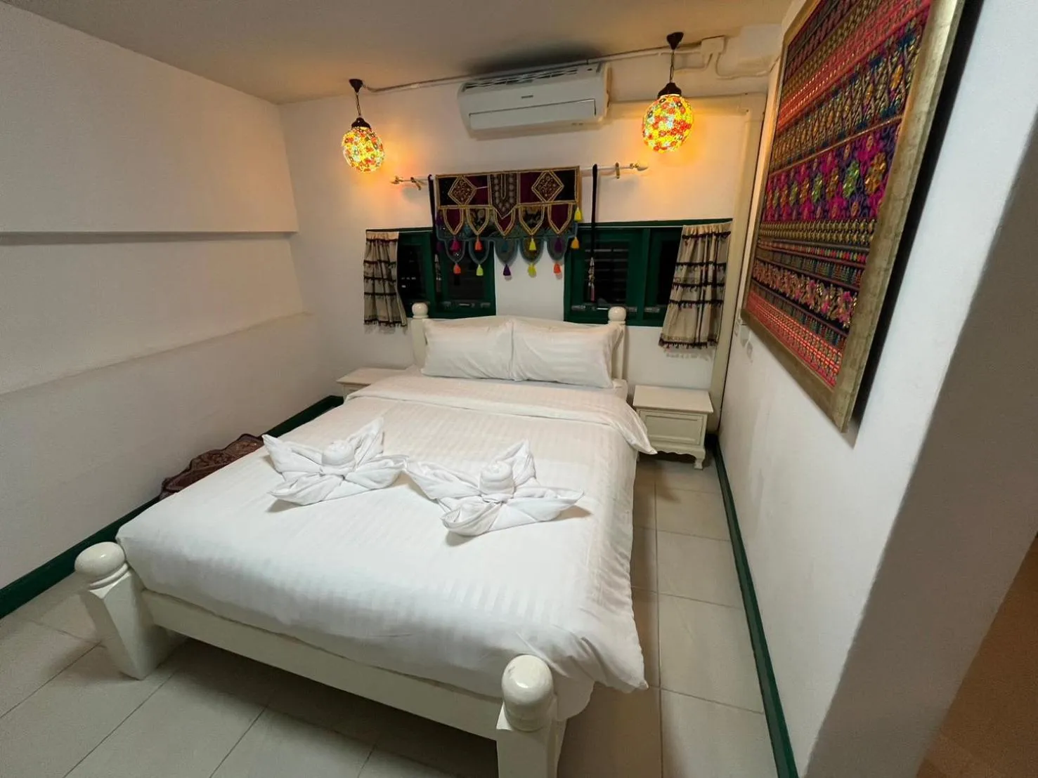 Bed in Yellow Lamoon Hotel