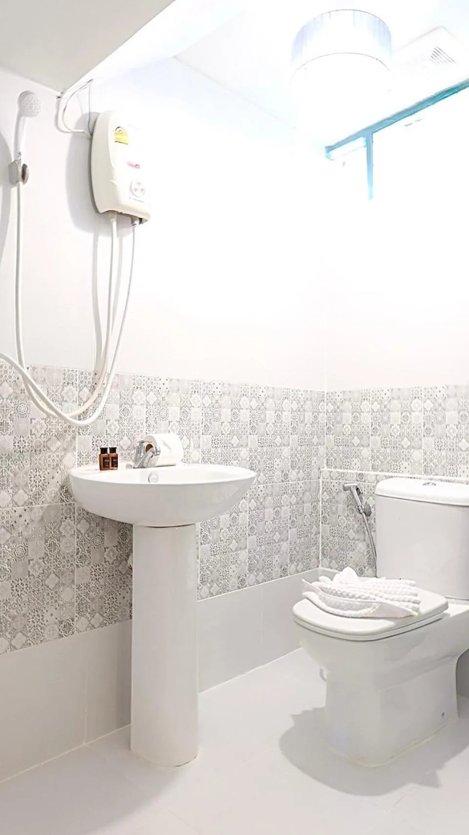 Bathroom in Yellow Lamoon Hotel