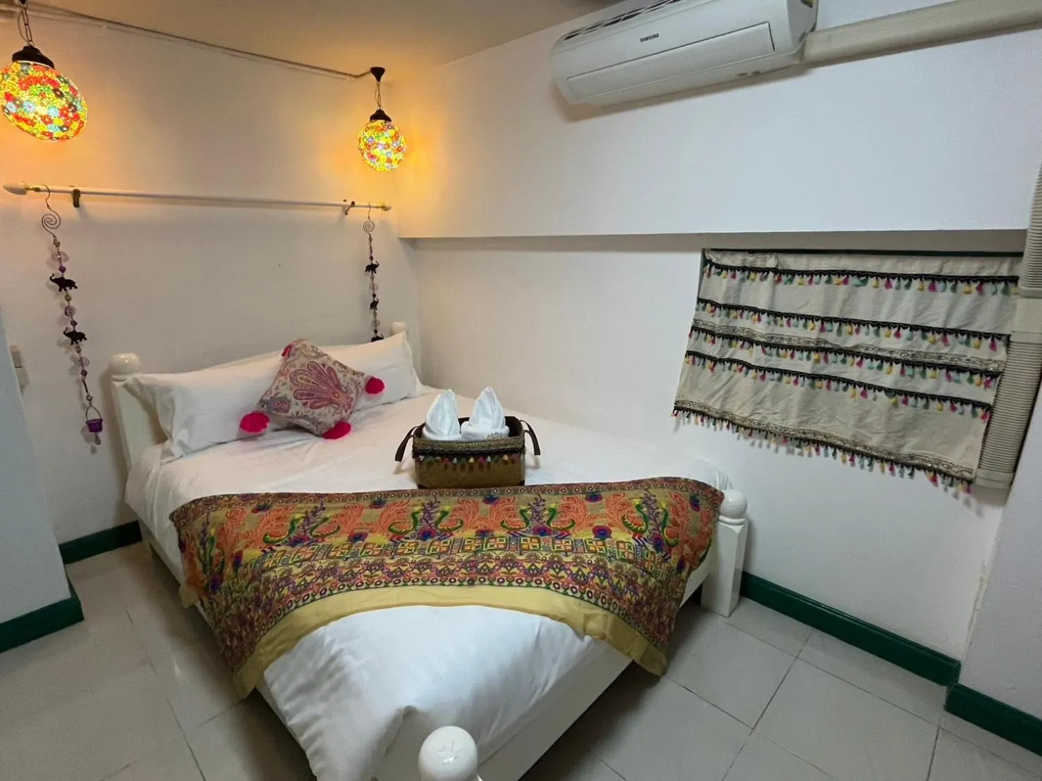 Bed in Yellow Lamoon Hotel