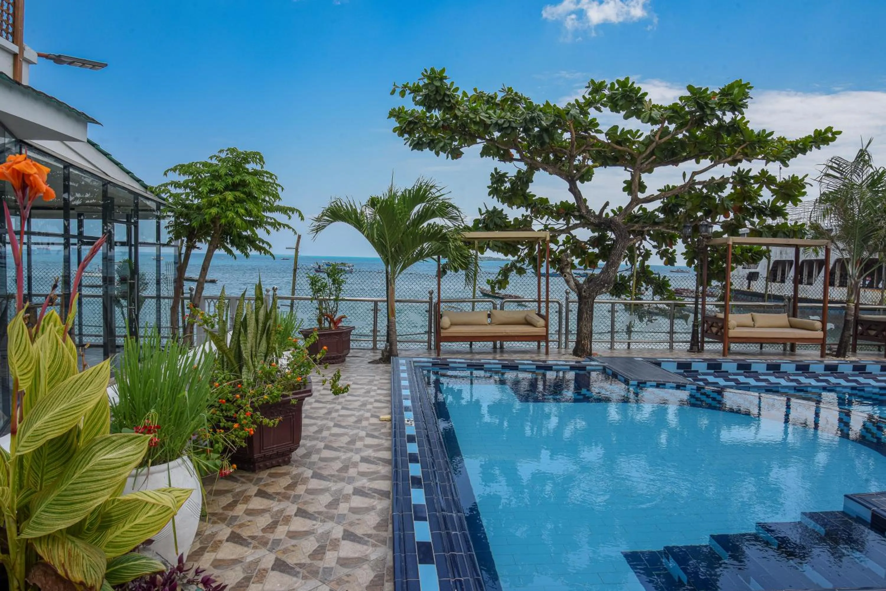 Swimming pool in Zanzibar View Hotel