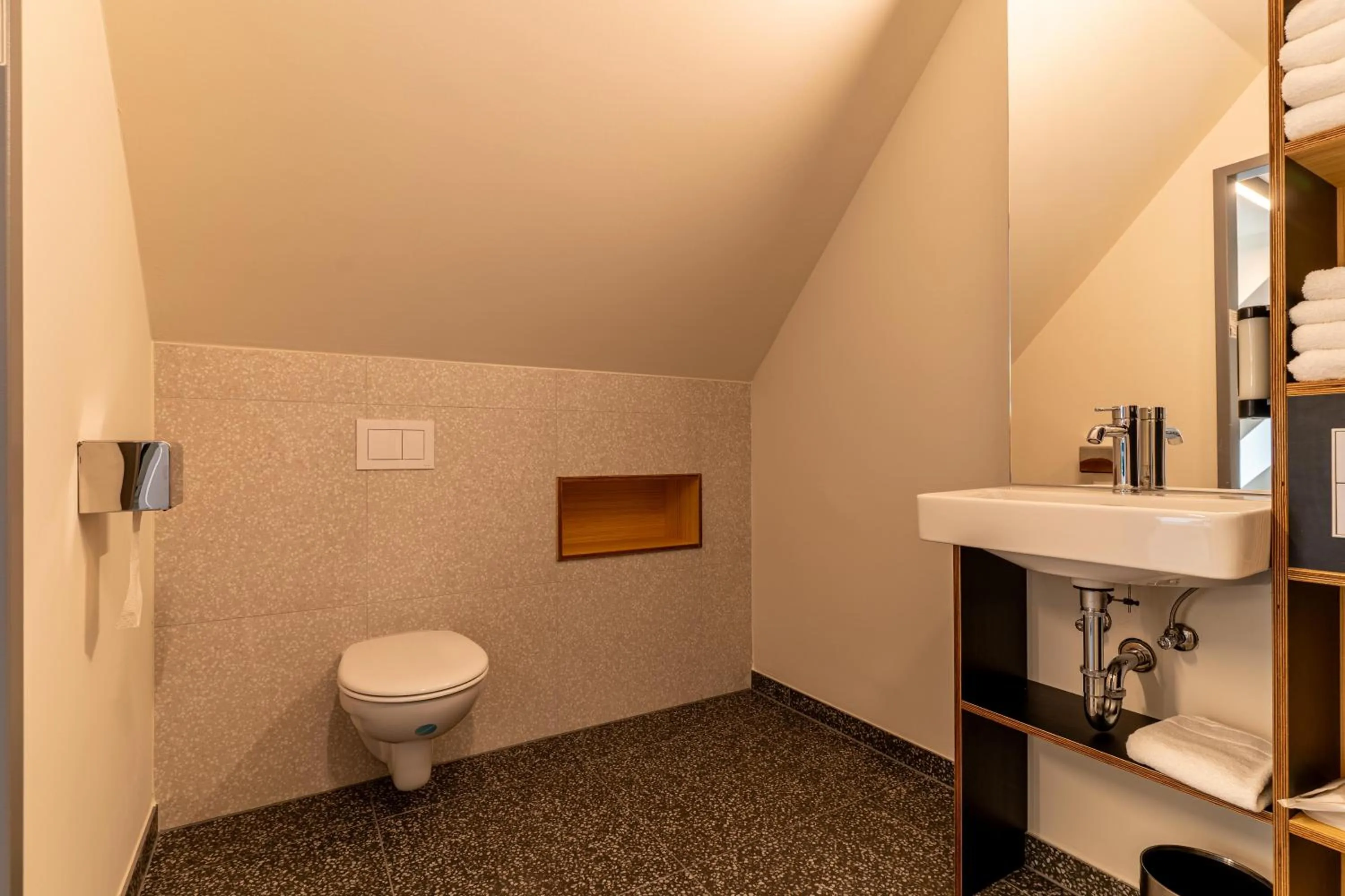 Toilet in Das Kittchen