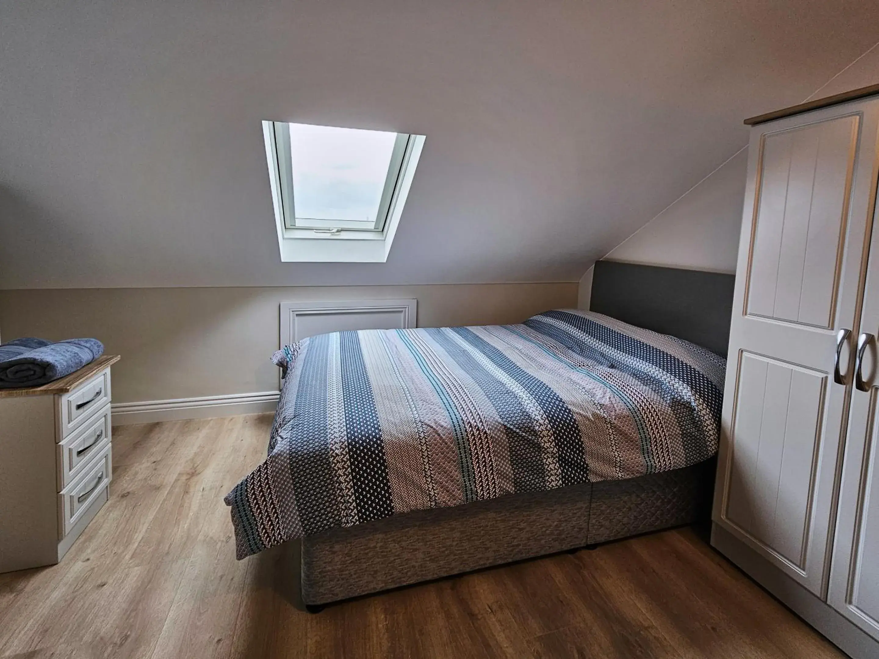 Triple Room with Shower in Dromod suites Triple Room with Shower in Dromod suites