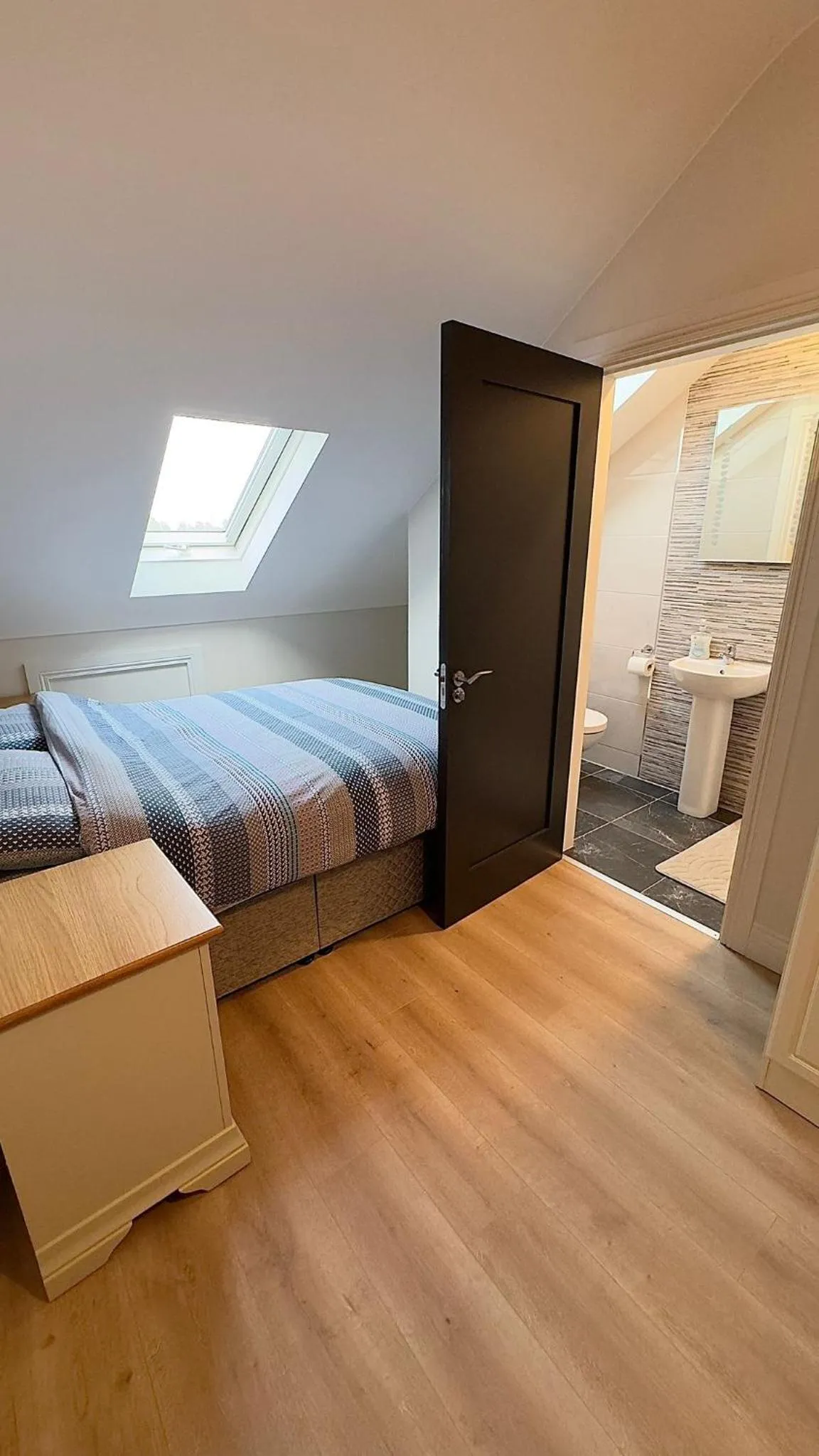 Bedroom, Bed in Dromod suites