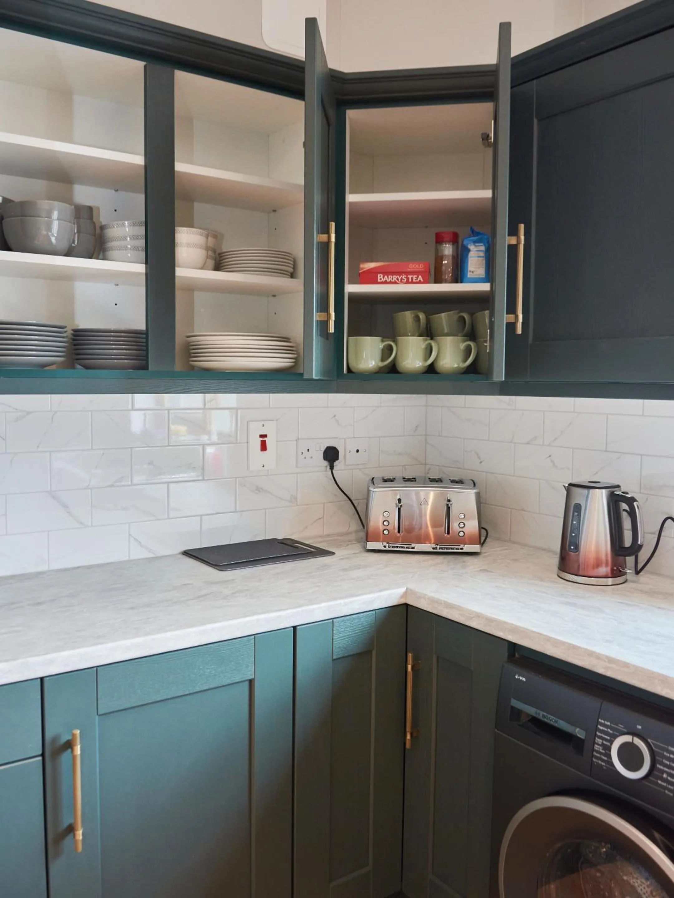 Kitchen or kitchenette in Dromod suites