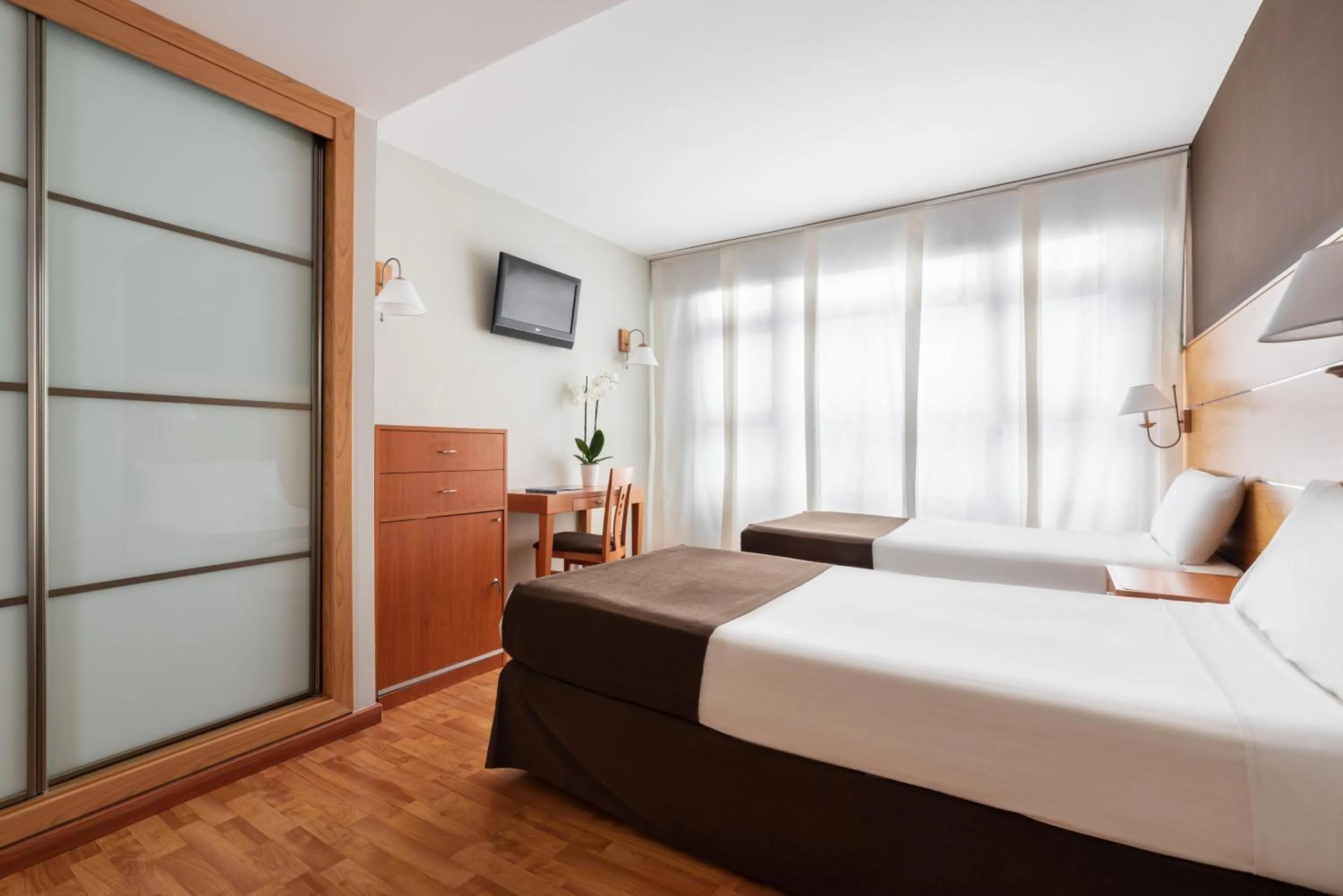 Photo of the whole room, Bed in Exe Las Palmas