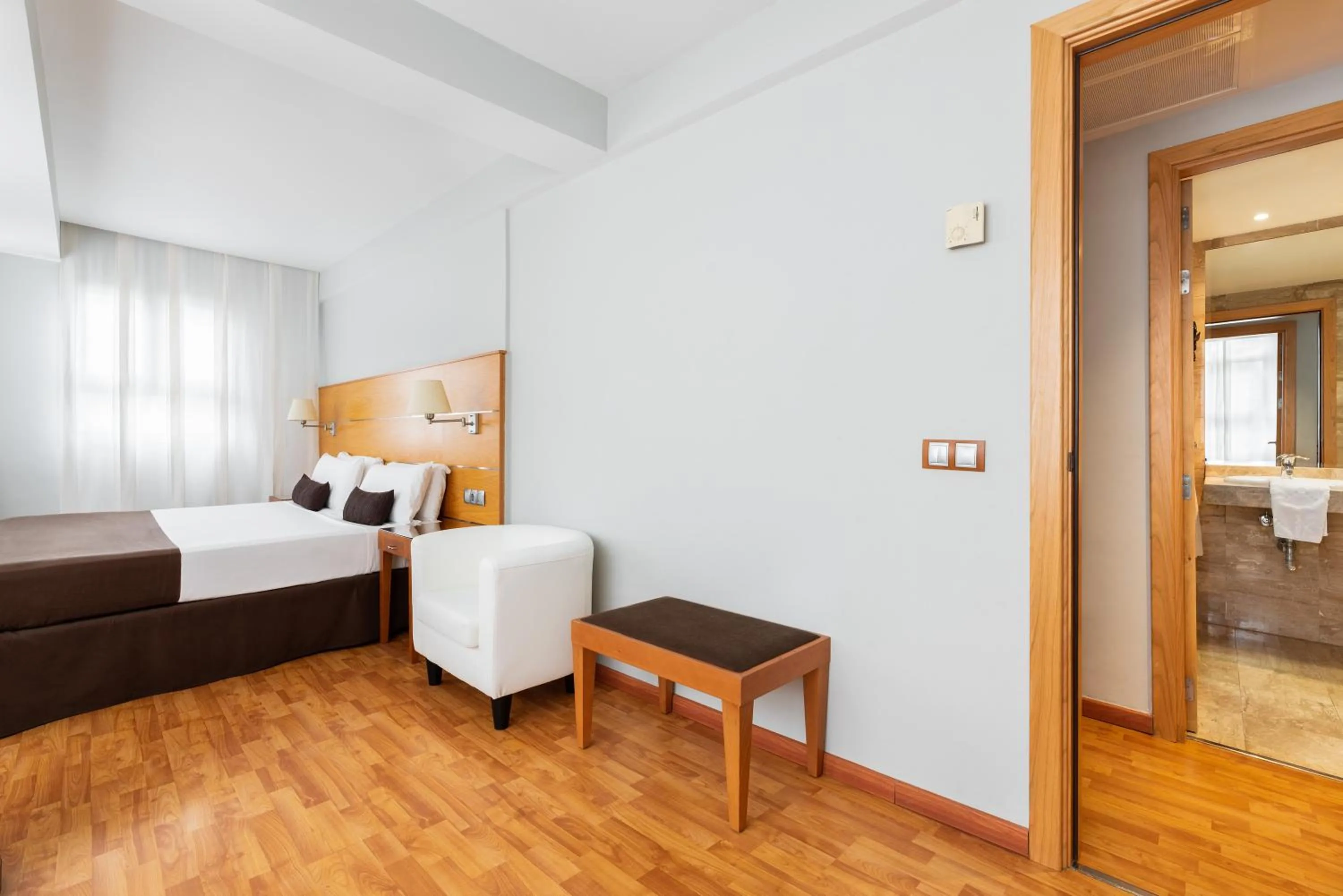 Photo of the whole room, Bed in Exe Las Palmas