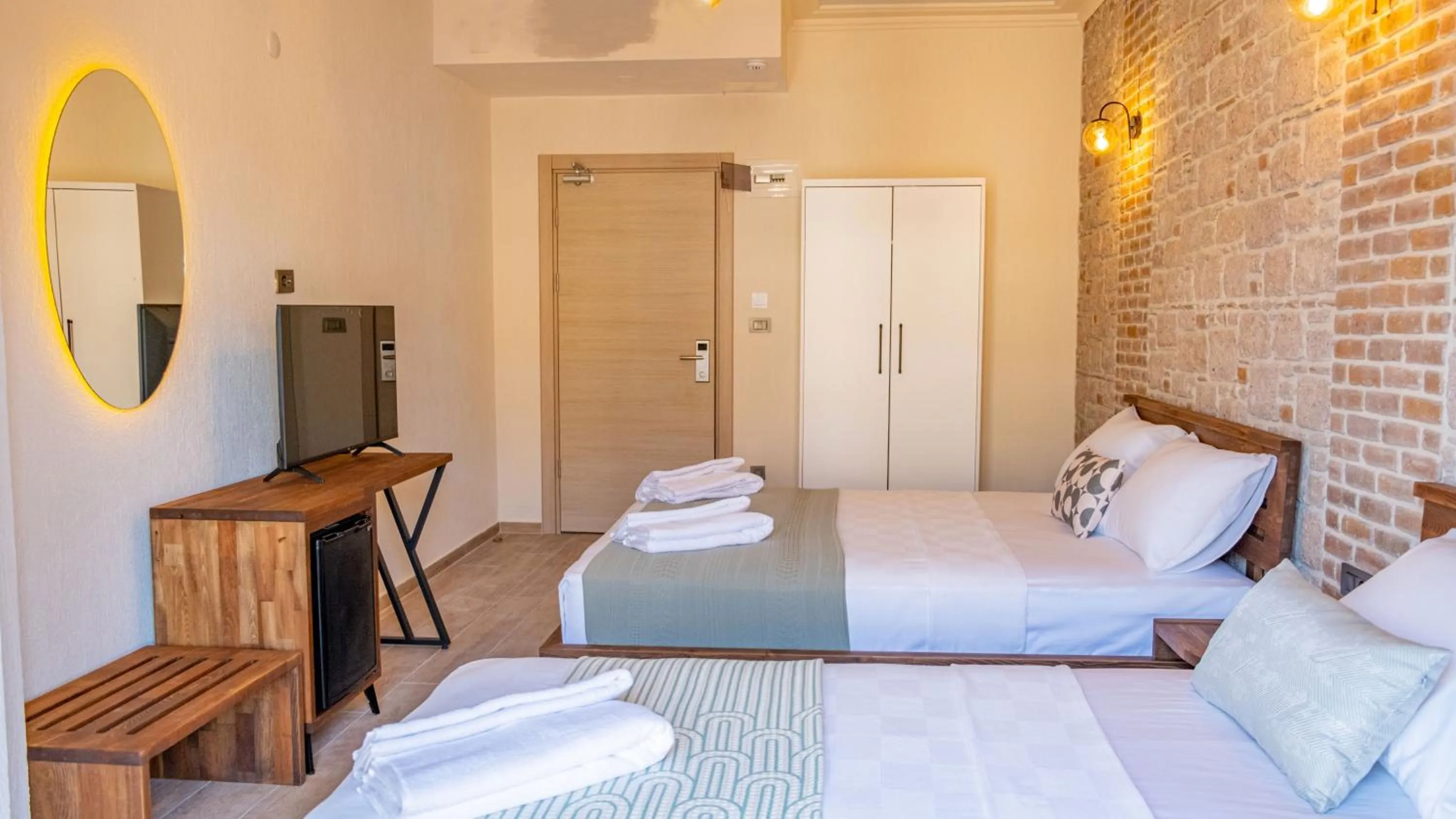 Photo of the whole room, Bed in Cunda Nisa Otel